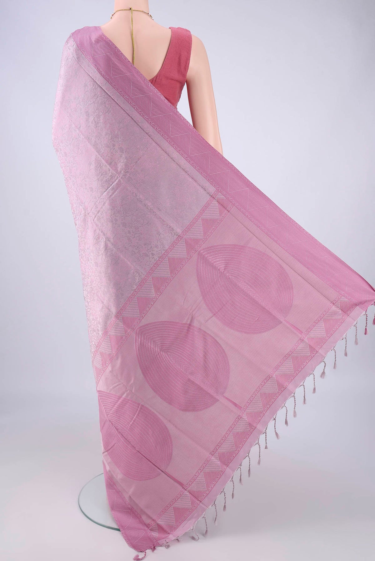 Flat view of Lavender Soft Silk Saree with Jacquard design on the body and Thread Border. 