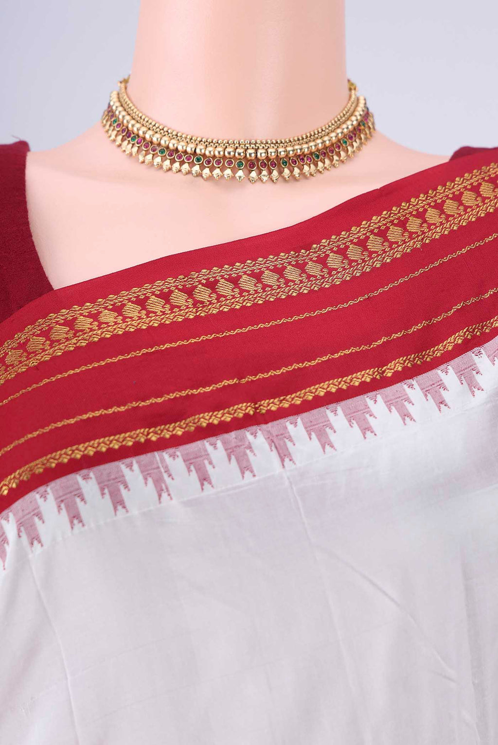 Border image of White Bangalore Silk - kadyal Saree with Plain Body and Plain Border. 