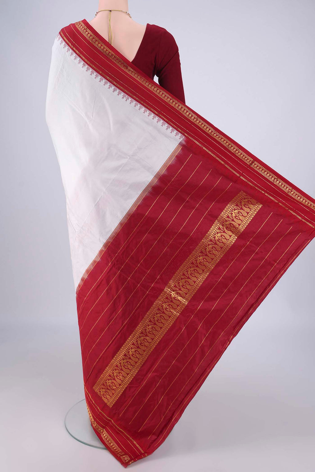 Flat view of White Bangalore Silk - kadyal Saree with Plain Body and Plain Border. 