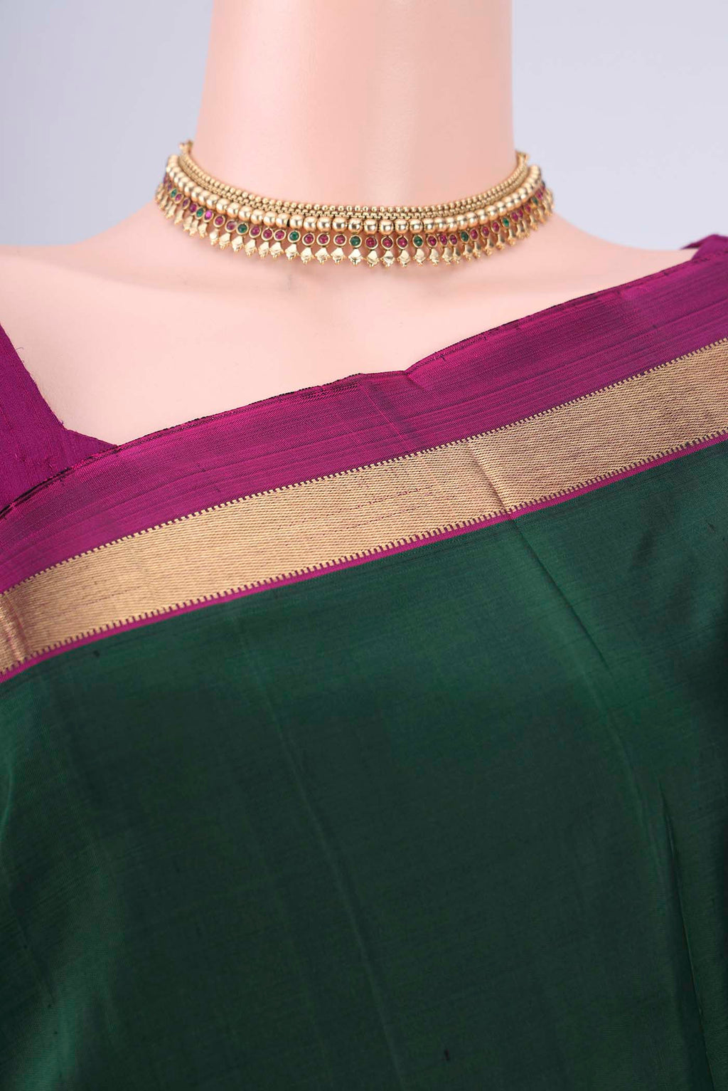 Border image of Bottle Green Kanchipuram Silk Saree with Plain Body and Zari Border. 
