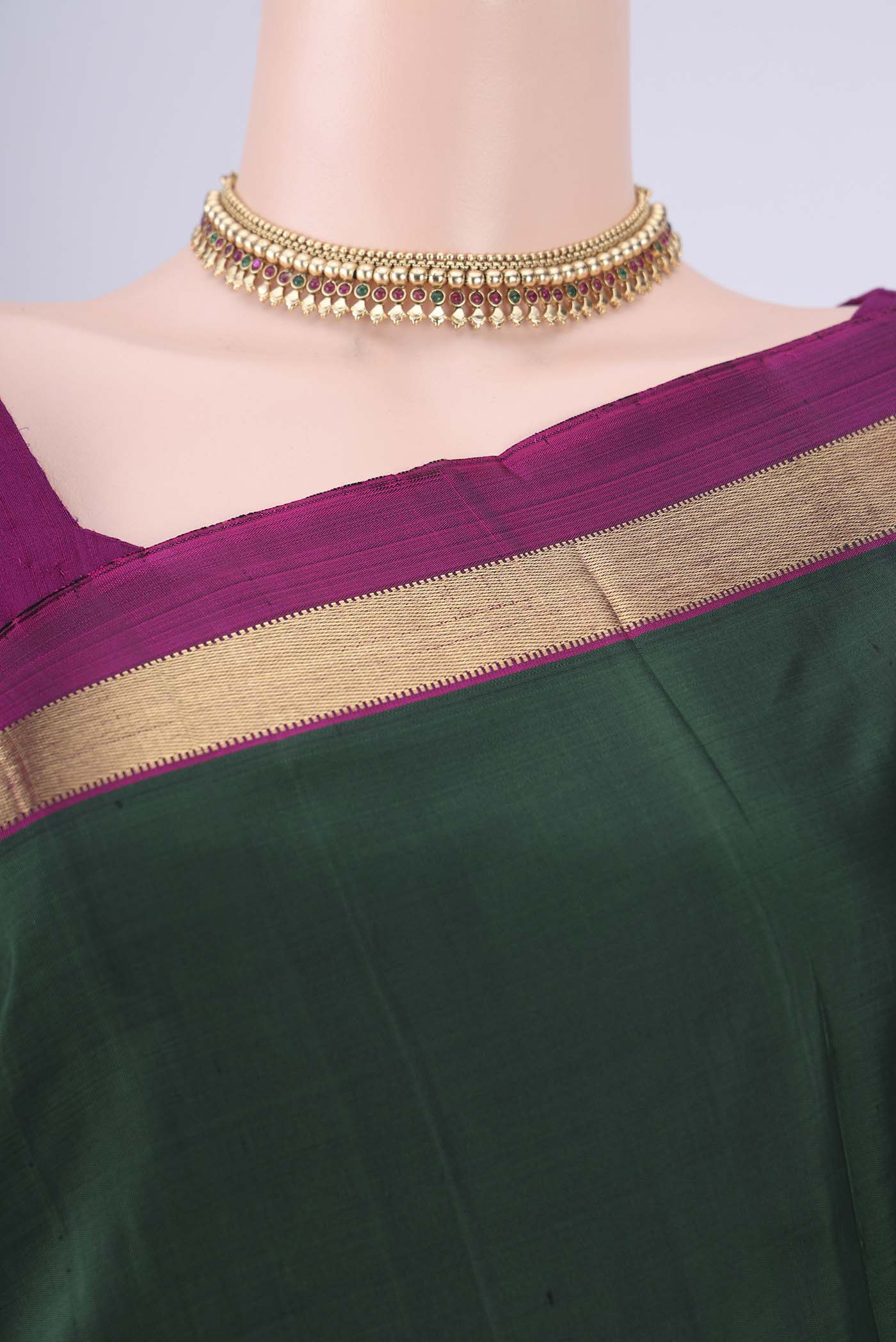 Border image of Bottle Green Kanchipuram Silk Saree with Plain Body and Zari Border. 