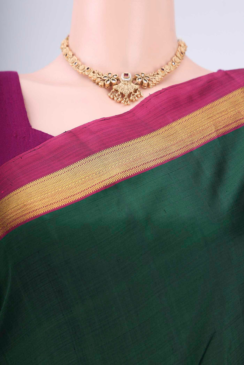 Border image of Bottle Green Kanchipuram Silk Saree with Plain Body and Zari Border. 