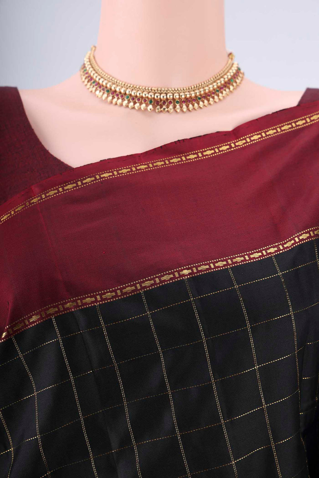 Border image of Black Kanchipuram Silk Saree with Checked design on the body and Thin Zari Line. 