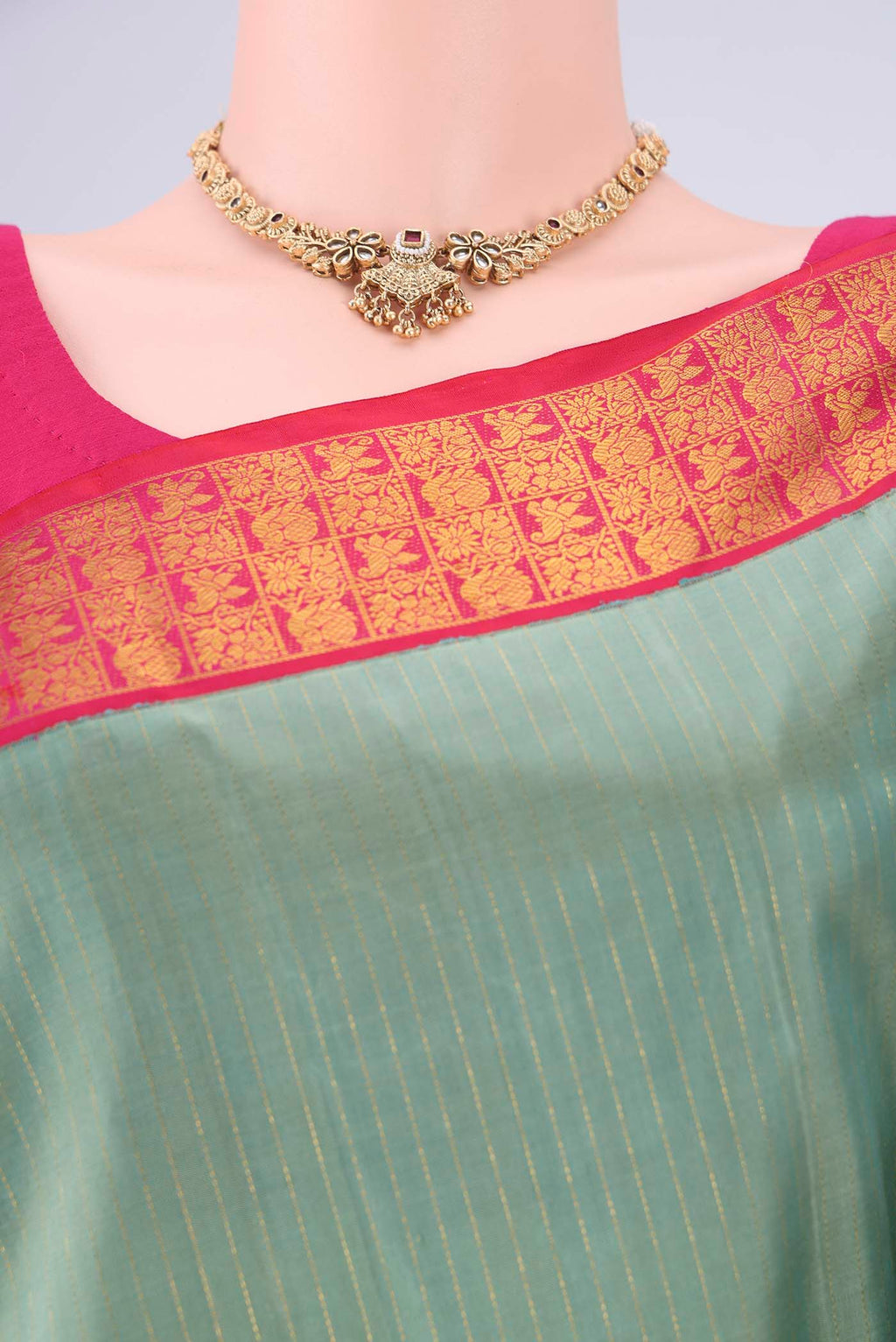 Border image of Pista Green Kanjivaram Silk Saree with Checked design on the body and Zari Border. 