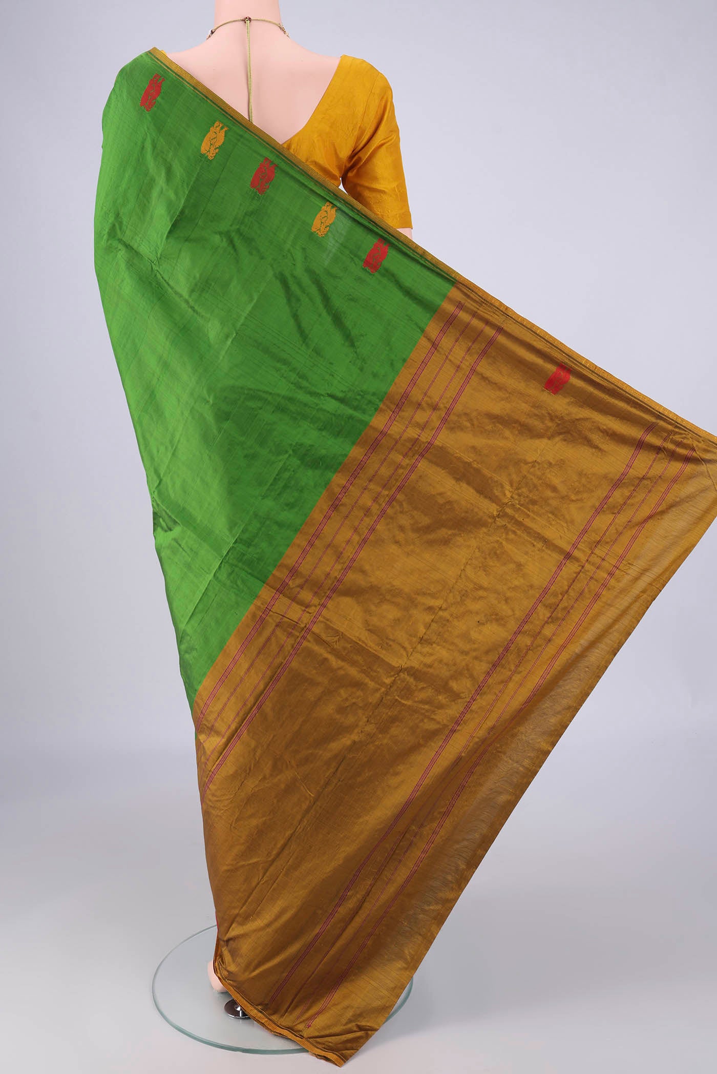 Flat view of Green Kanchipuram Silk Saree with Plain Body and Thread Border. 