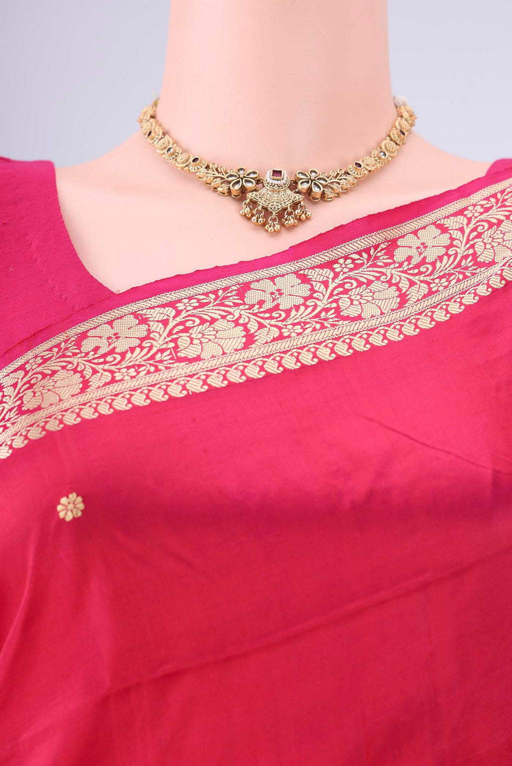Border image of Dark Pink Banarasi Silk Saree with Thread Butta on the body and Thread Border. 