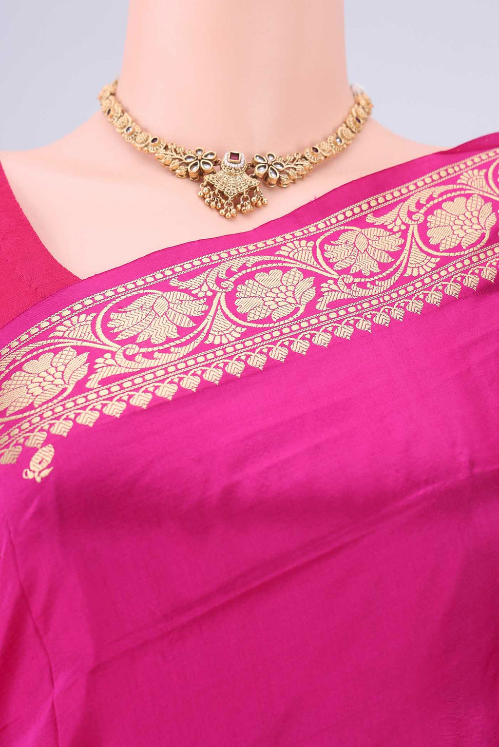 Border image of Rani Pink Banarasi Silk Saree with Thread Butta on the body and Thread Border. 