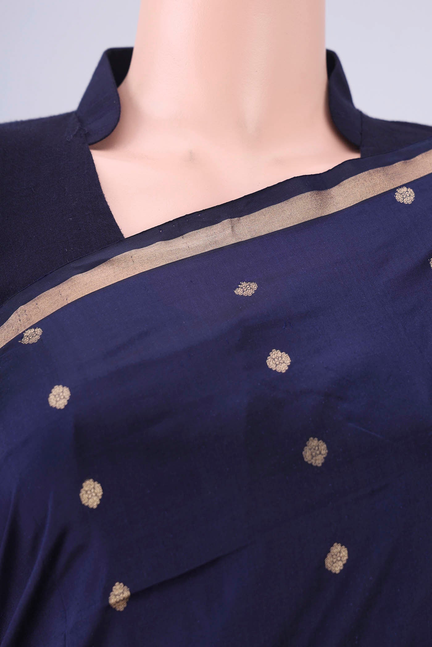 Border image of Navy Blue Banarasi Silk Saree with Zari Butta on the body and Thin Zari Line. 