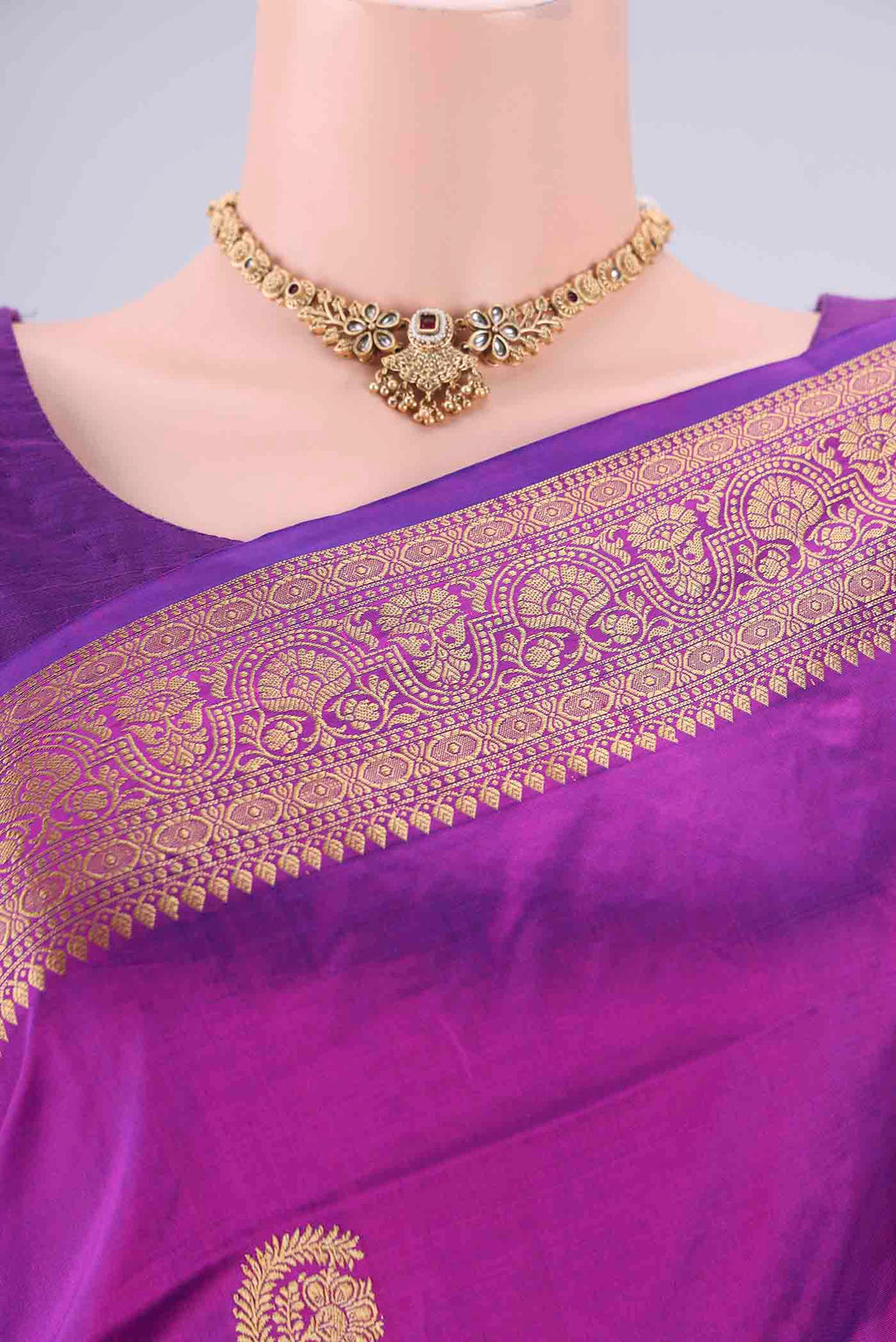 Border image of Magenta Banarasi Katan Silk Saree with Thread Butta on the body and Thread Border. 