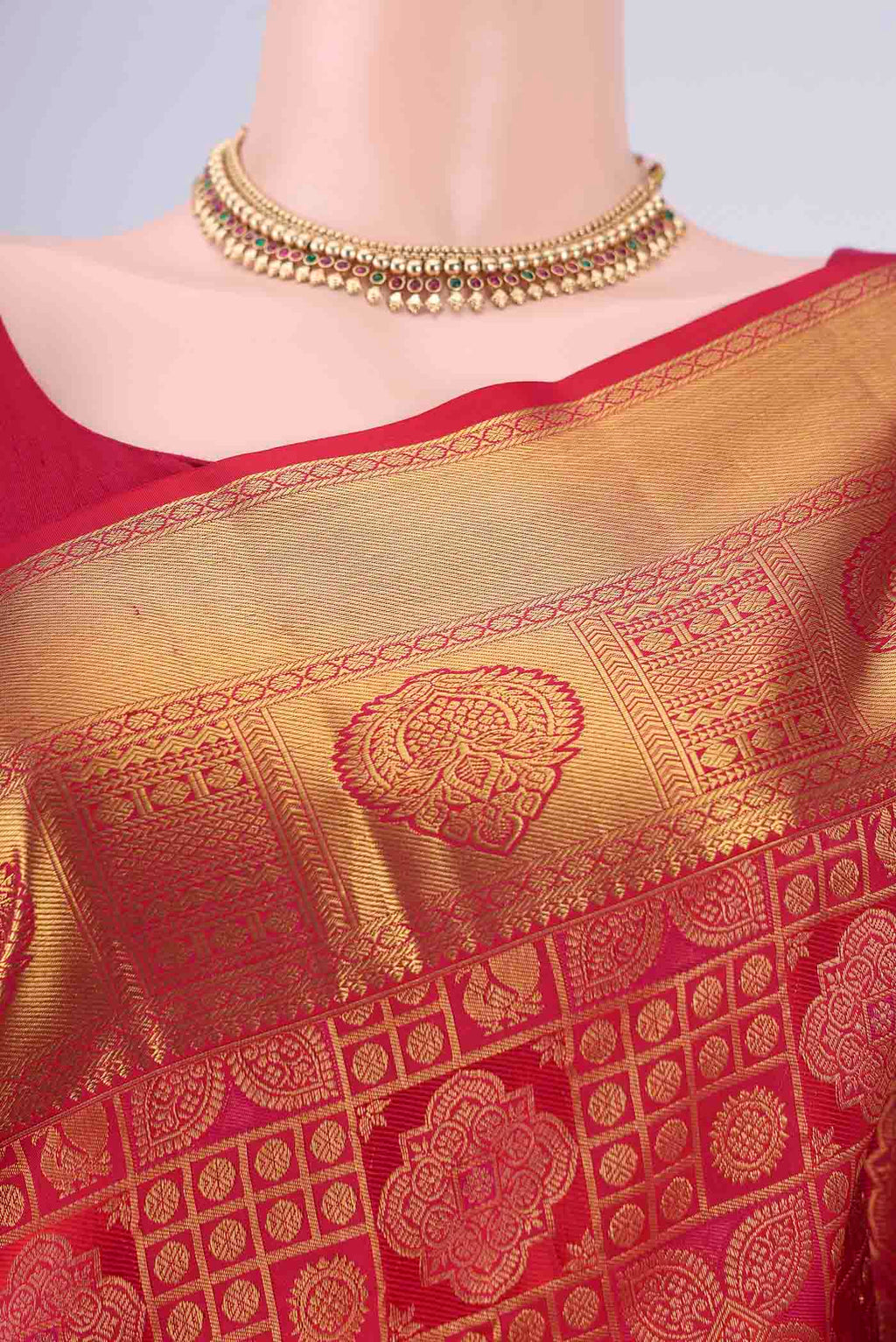 Border image of Dark Pink Kanchipuram Silk Saree with Zari Brocade on the body and Zari Border. 