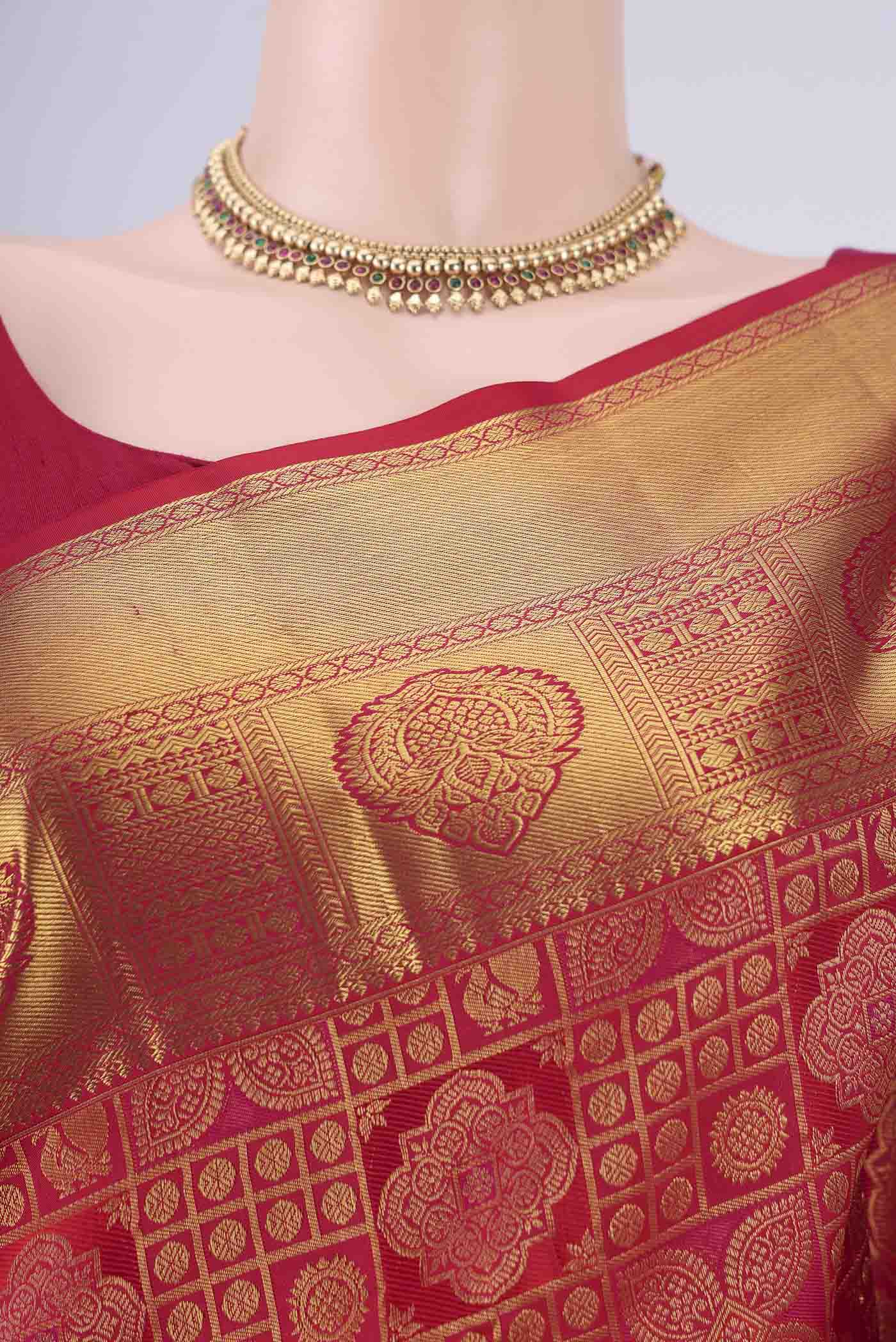 Border image of Dark Pink Kanchipuram Silk Saree with Zari Brocade on the body and Zari Border. 