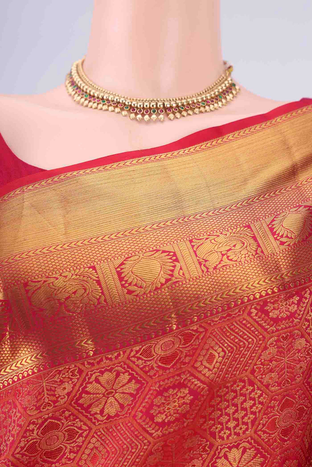 Border image of Dark Pink Kanchipuram Silk Saree with Zari Brocade on the body and Zari Border. 