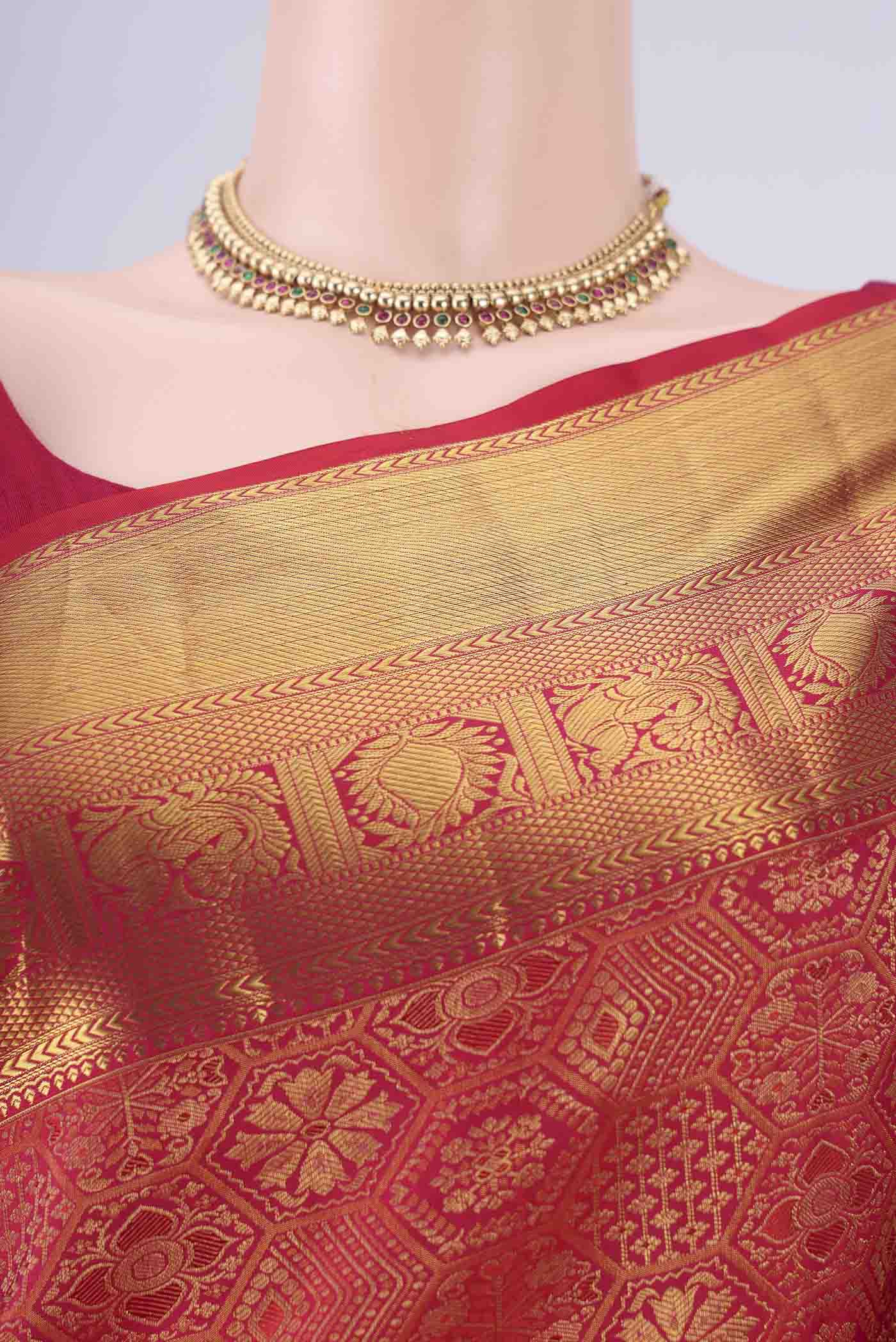 Border image of Dark Pink Kanchipuram Silk Saree with Zari Brocade on the body and Zari Border. 