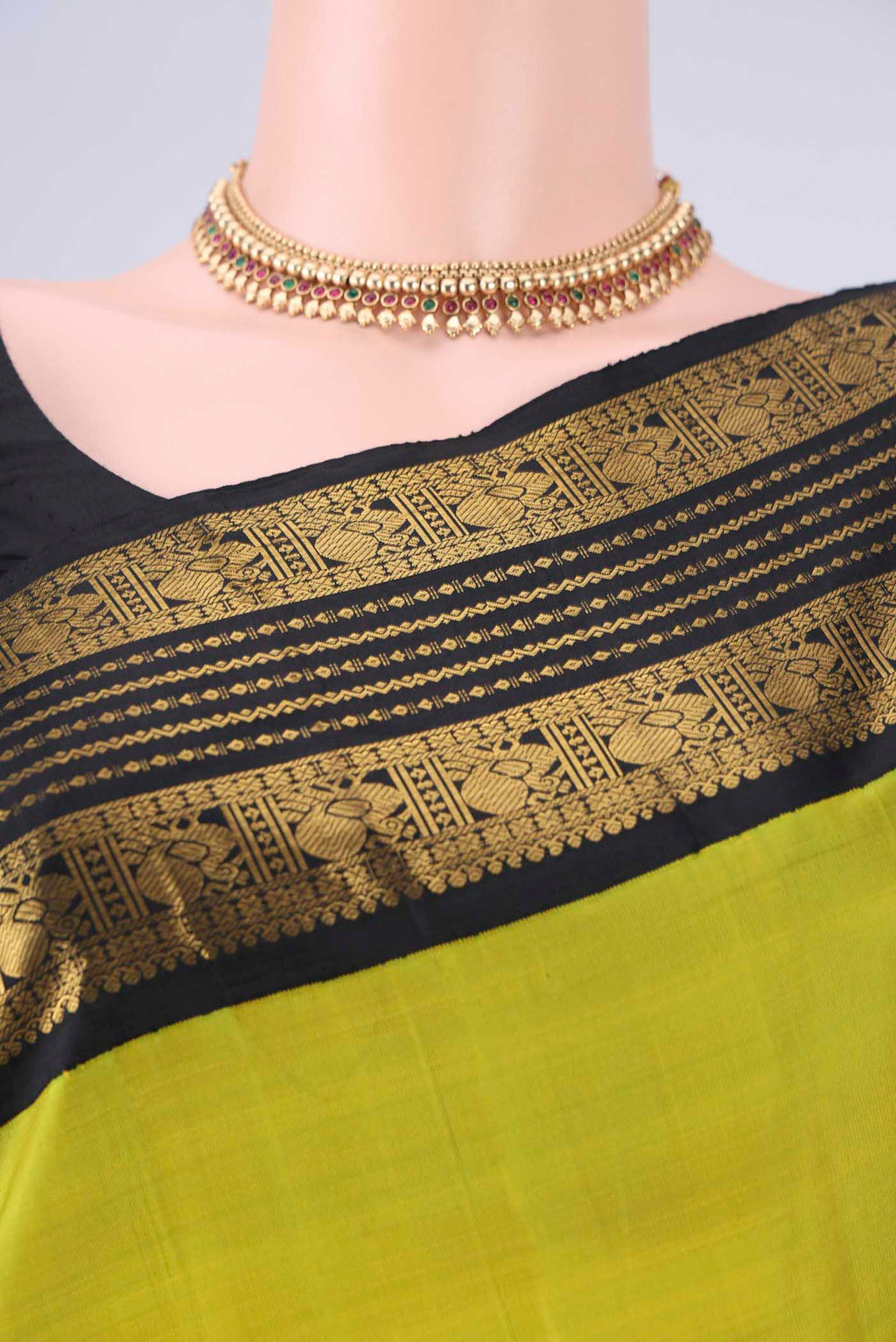 Border image of Parrot Green Dual Tone Kanjivaram Silk Saree with Plain Body and Zari Border. 