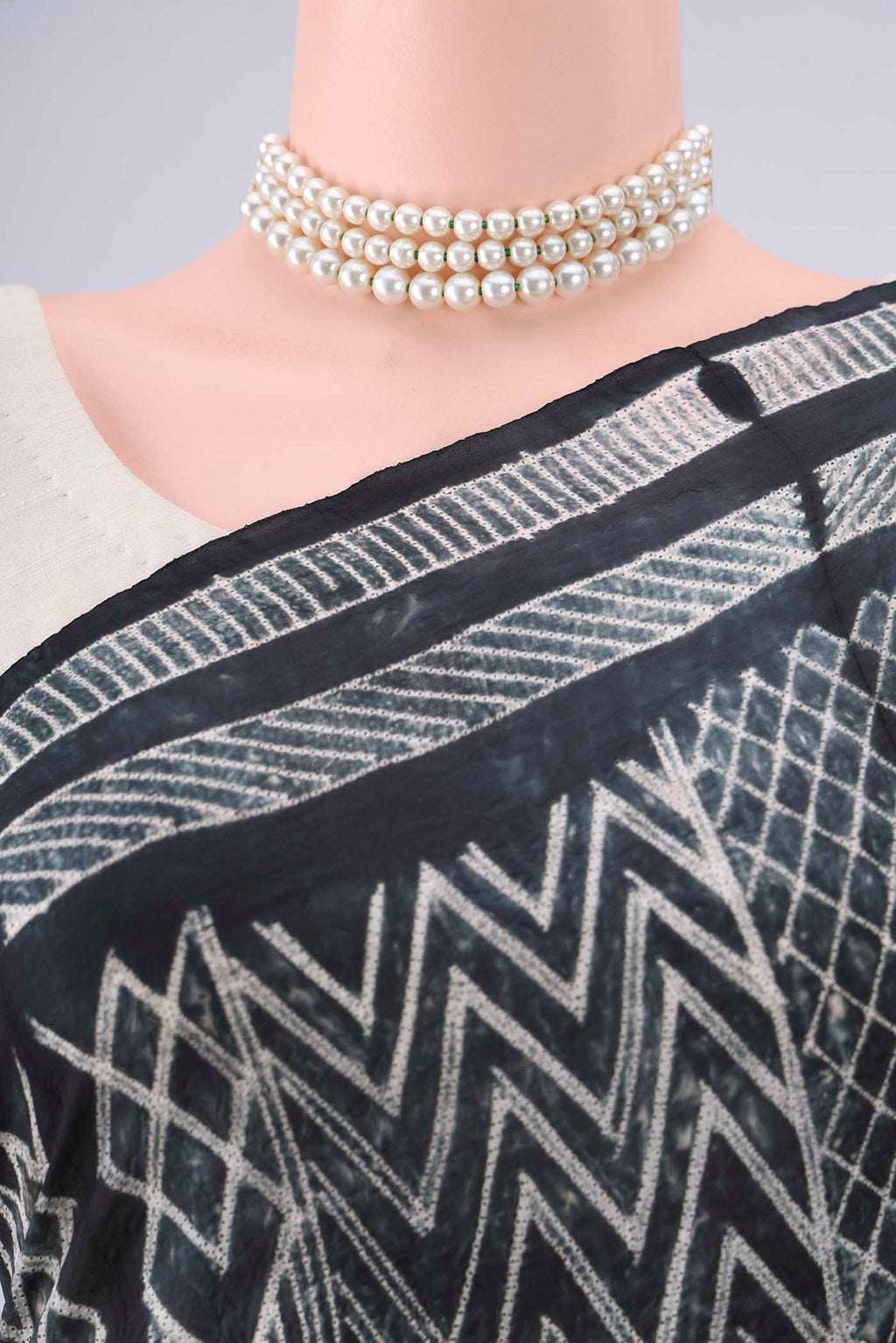 Border image of Pure Silk Black Printed Saree with Printed design on the body and Printed Border. 