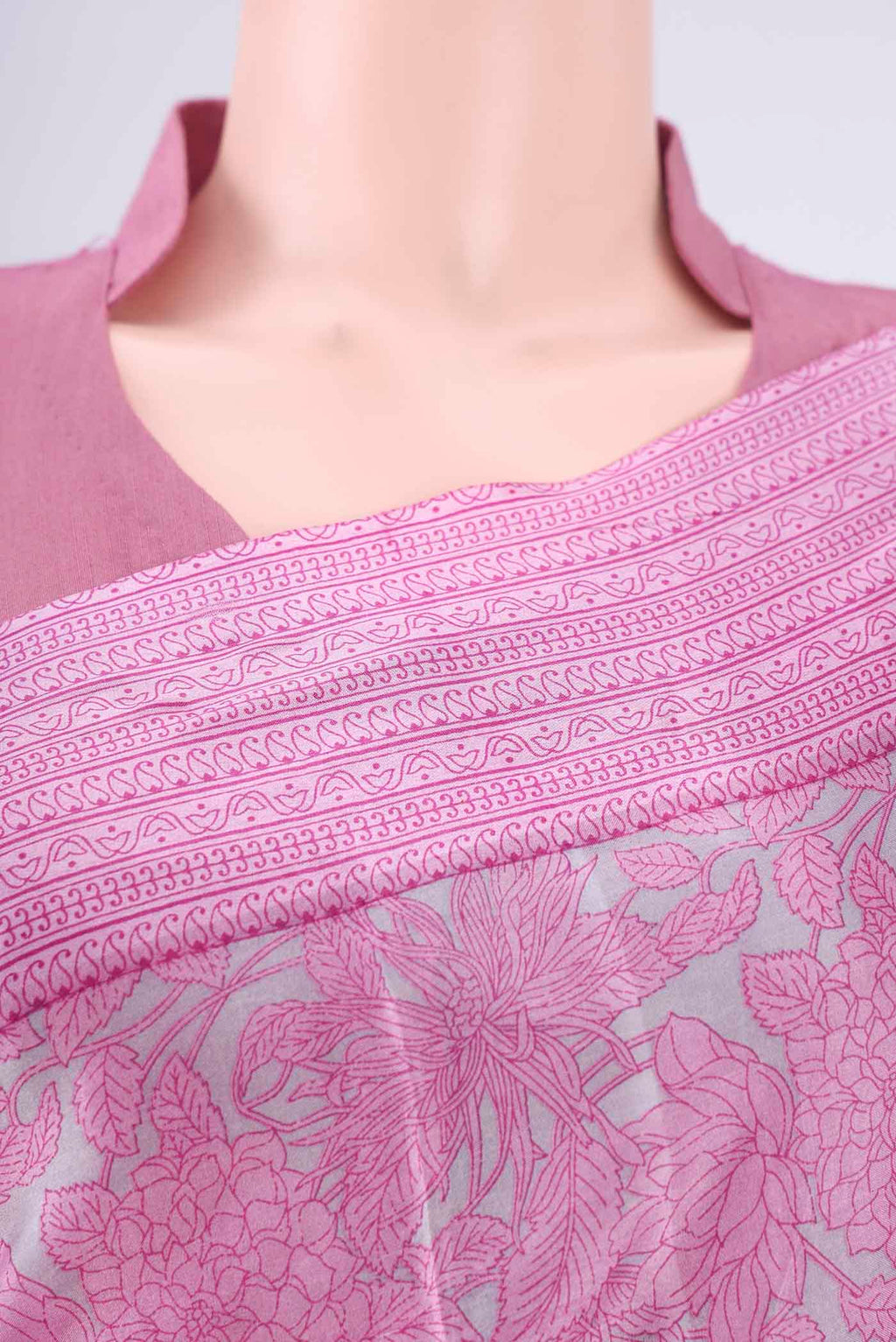 Border image of Grey Printed Silk Saree with Printed design on the body and Printed Border. 
