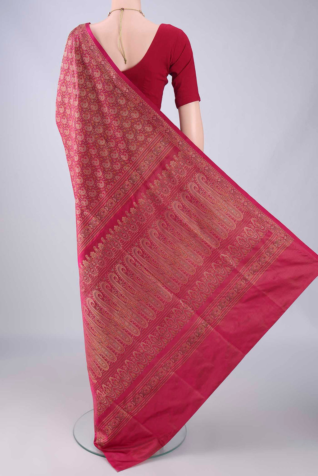 Flat view of Rani Pink Banarasi Tanchoi Silk Saree with Jacquard With Thread Butta on the body and Thread Border. 