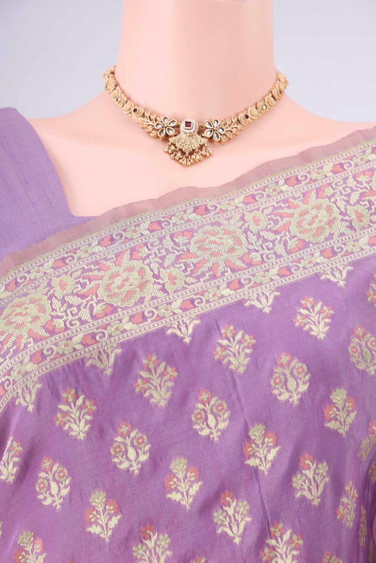 Border image of Pure Silk Lavender Banarasi Saree with Zari And Thread Butta on the body and Zari Border. 