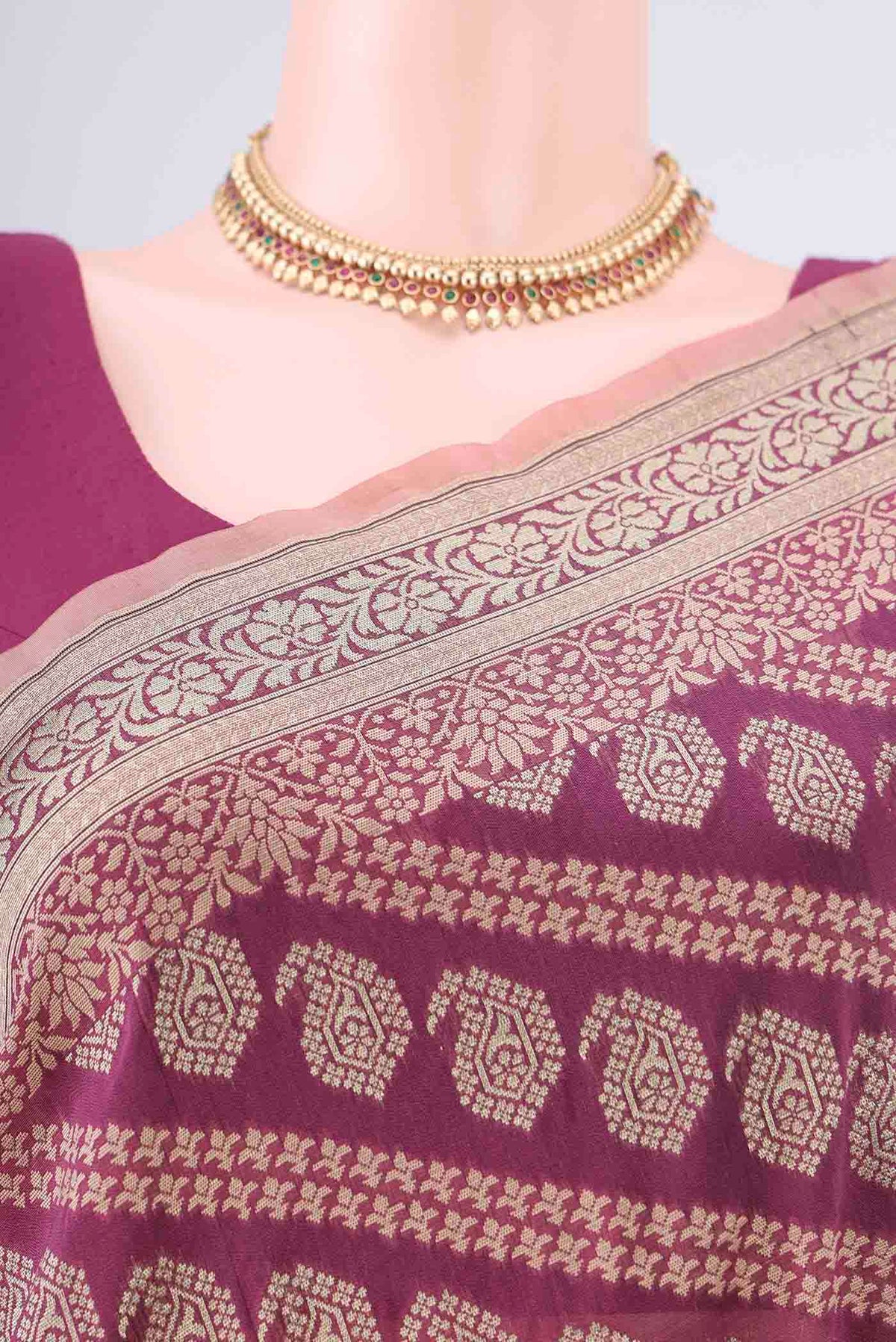 Border image of Pure Silk Dark Mauve Banarasi Saree with Zari And Thread Butta on the body and Zari Border. 