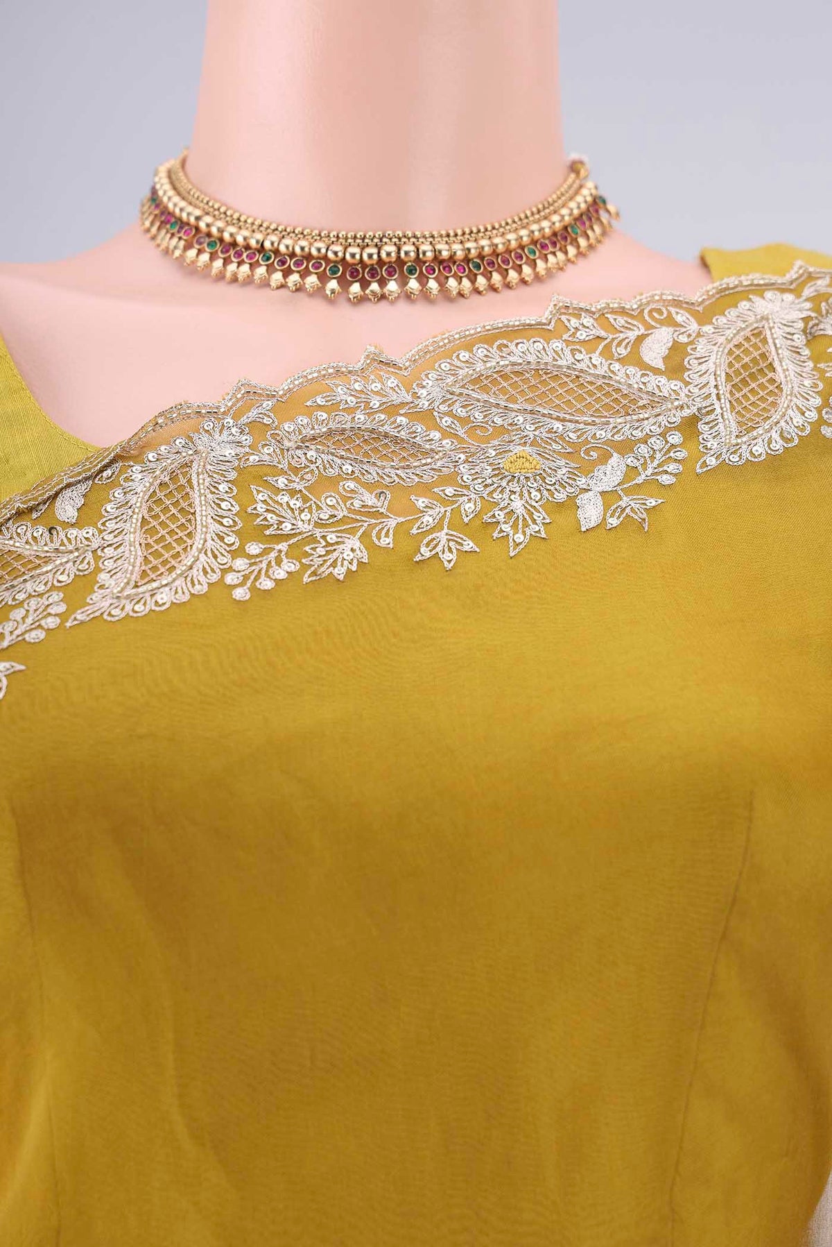 Border image of Mehandi Green Organza Saree with Embroidery on the body and Embroidery Border. 