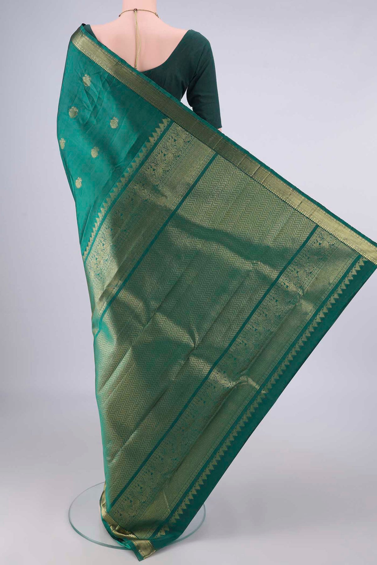 Flat view of Pure Silk Green Kanchipuram Saree with Zari Butta on the body and Zari Border. 