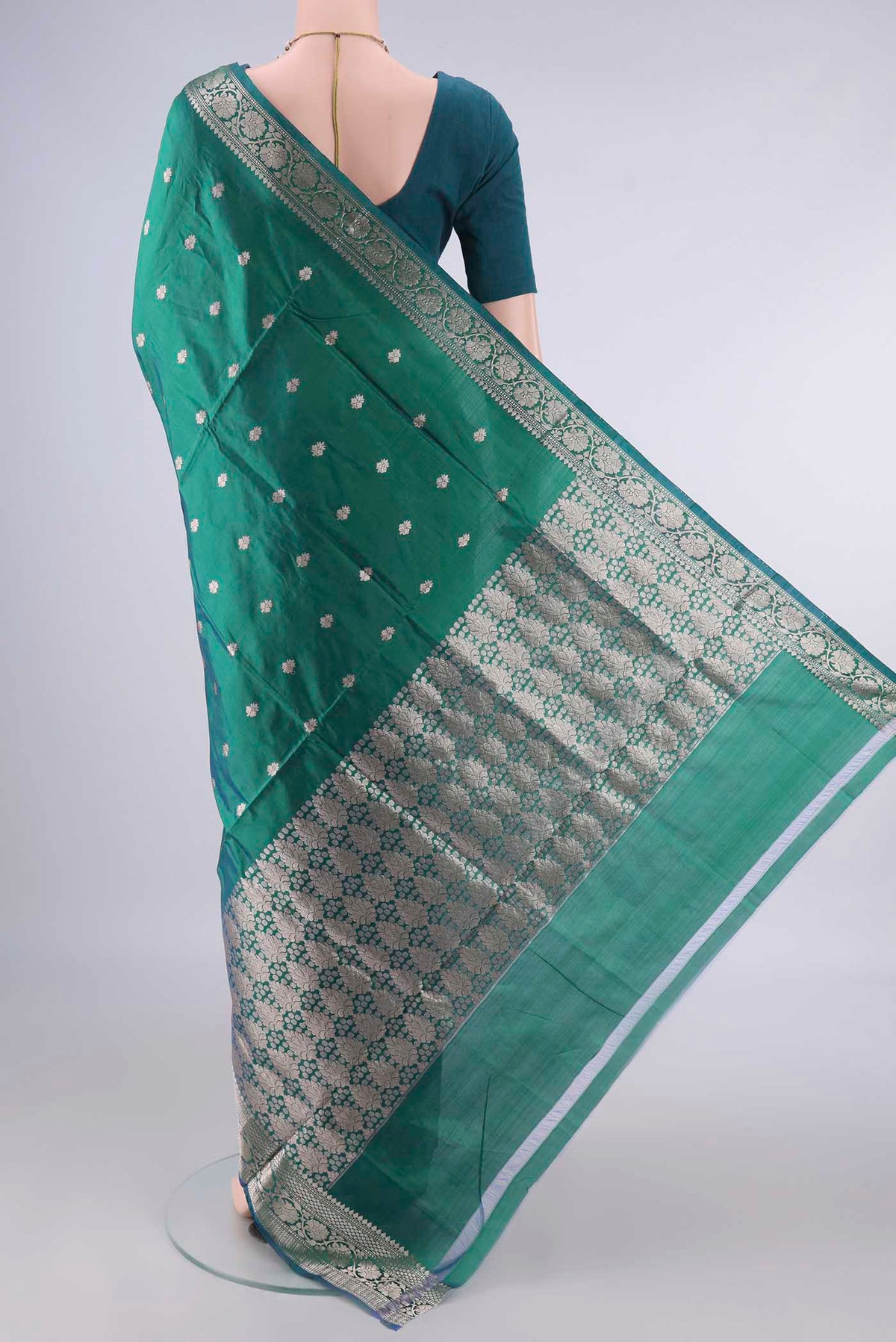 Flat view of Pure Silk Green Dual Tone Banarasi Katan Saree with Zari Butta on the body and Zari Border. 