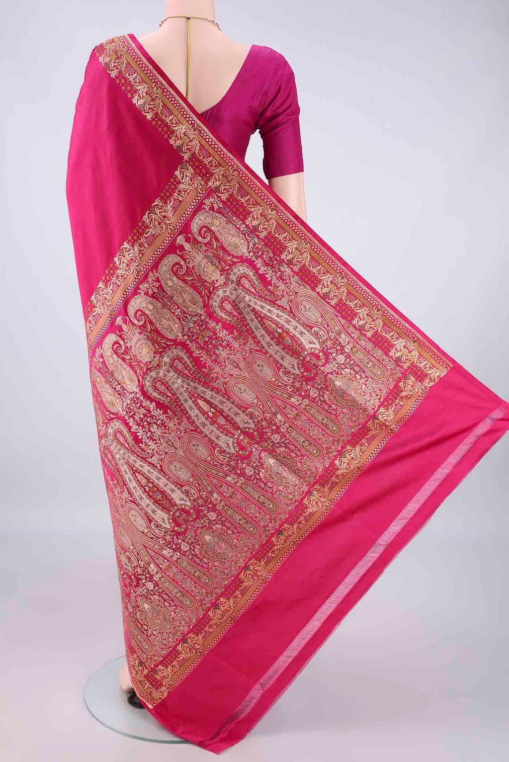 Flat view of Rani Pink Banarasi Jamavar Saree with Plain Body and Thread Border. 