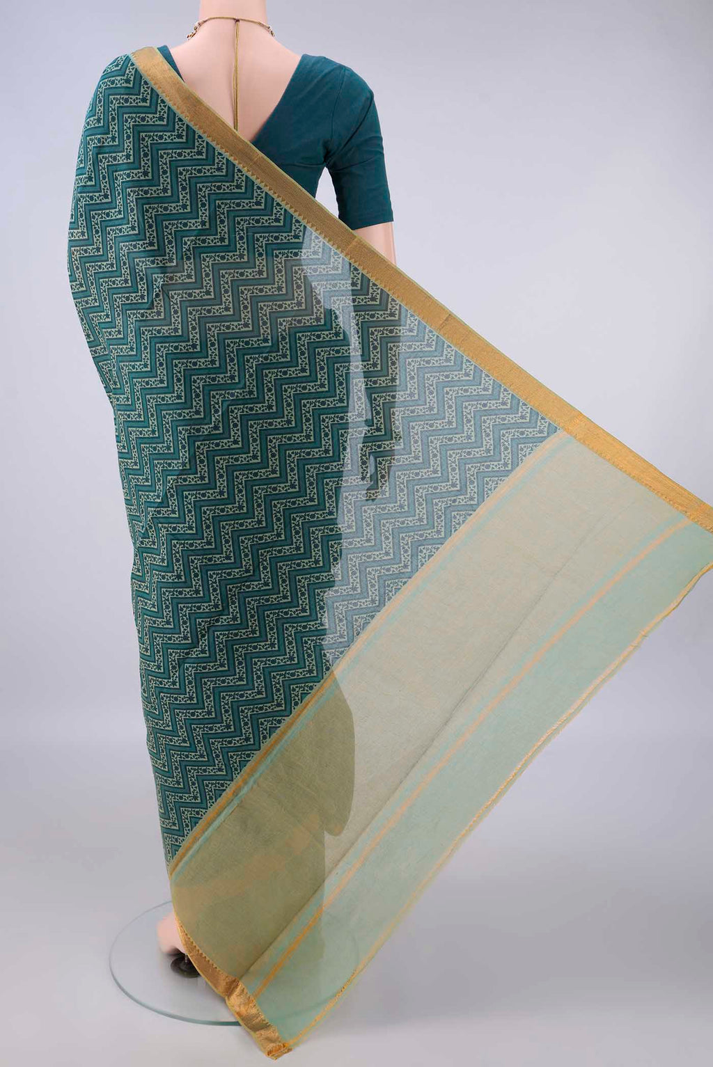 Flat view of Green Mangalagiri Cotton Saree with Printed design on the body and Zari Border. 