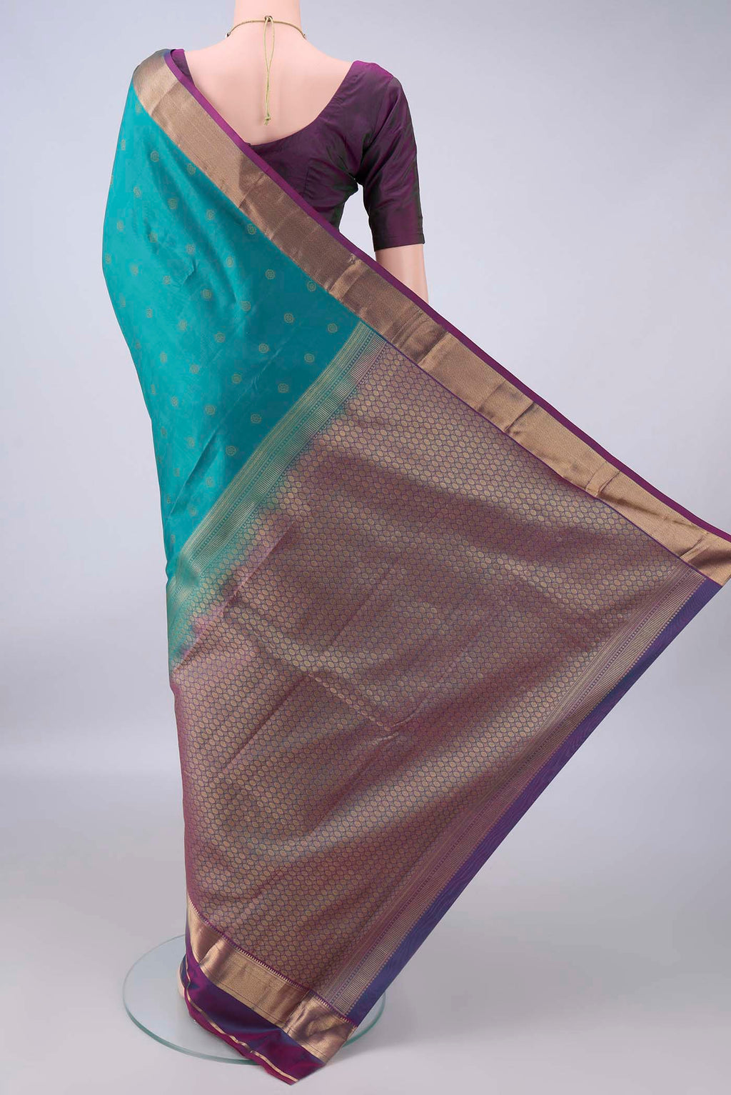 Flat view of Pure Silk Green Kanchipuram Saree with Zari Butta on the body and Zari Border. 