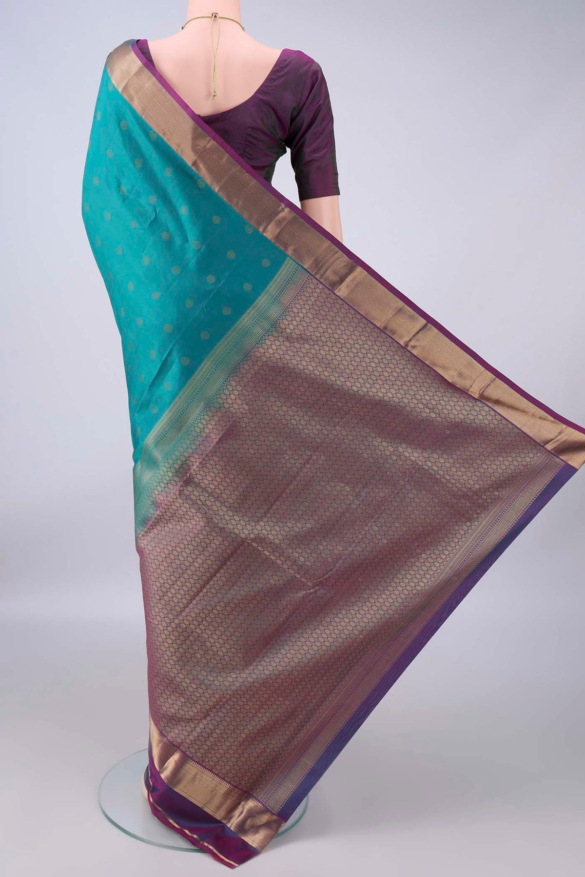 Flat view of Pure Silk Green Kanchipuram Saree with Zari Butta on the body and Zari Border. 