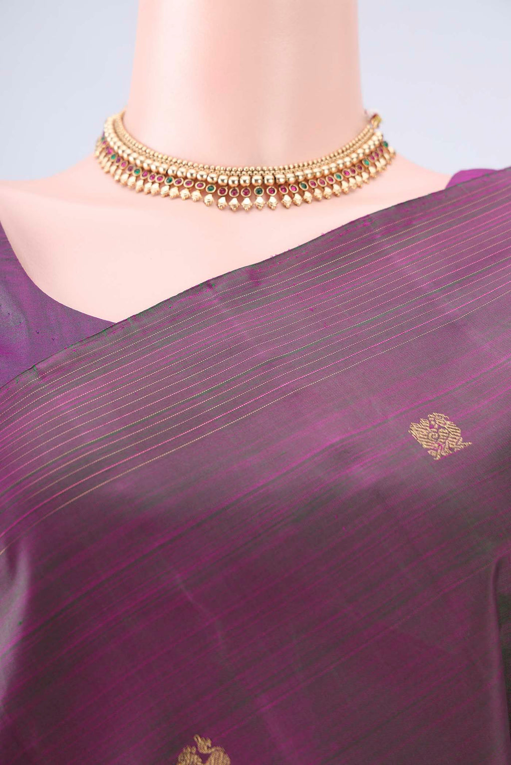Border image of Pure Silk Pure Zari Purple Dual Tone Kanchipuram Saree with Zari Butta on the body and Thin Zari Line. 