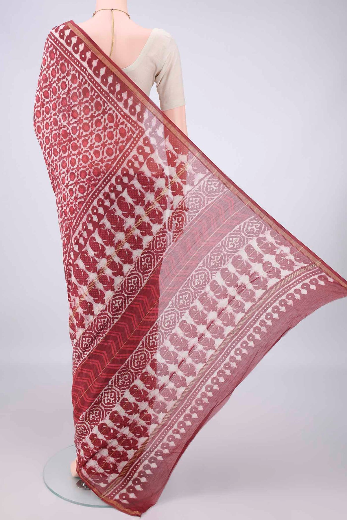 Flat view of Coral Chanderi Cotton Saree with Batik Print on the body and Thin Zari Line. 