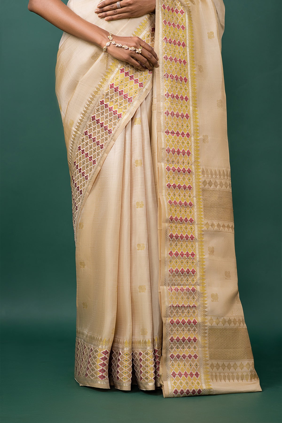 Pleats and pallu of Beige Kanchipuram Silk Saree with Zari Butta on the body and Zari And Thread Border