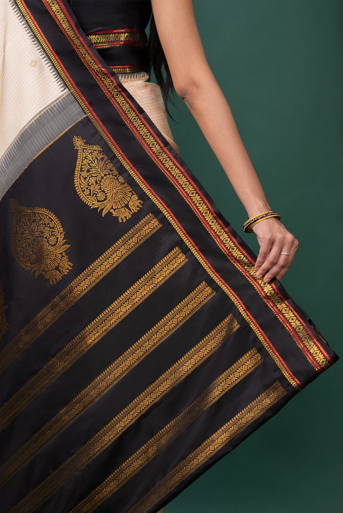 Border image of Off White Kanchipuram Silk Saree with Zari Butta on the body and Zari Border