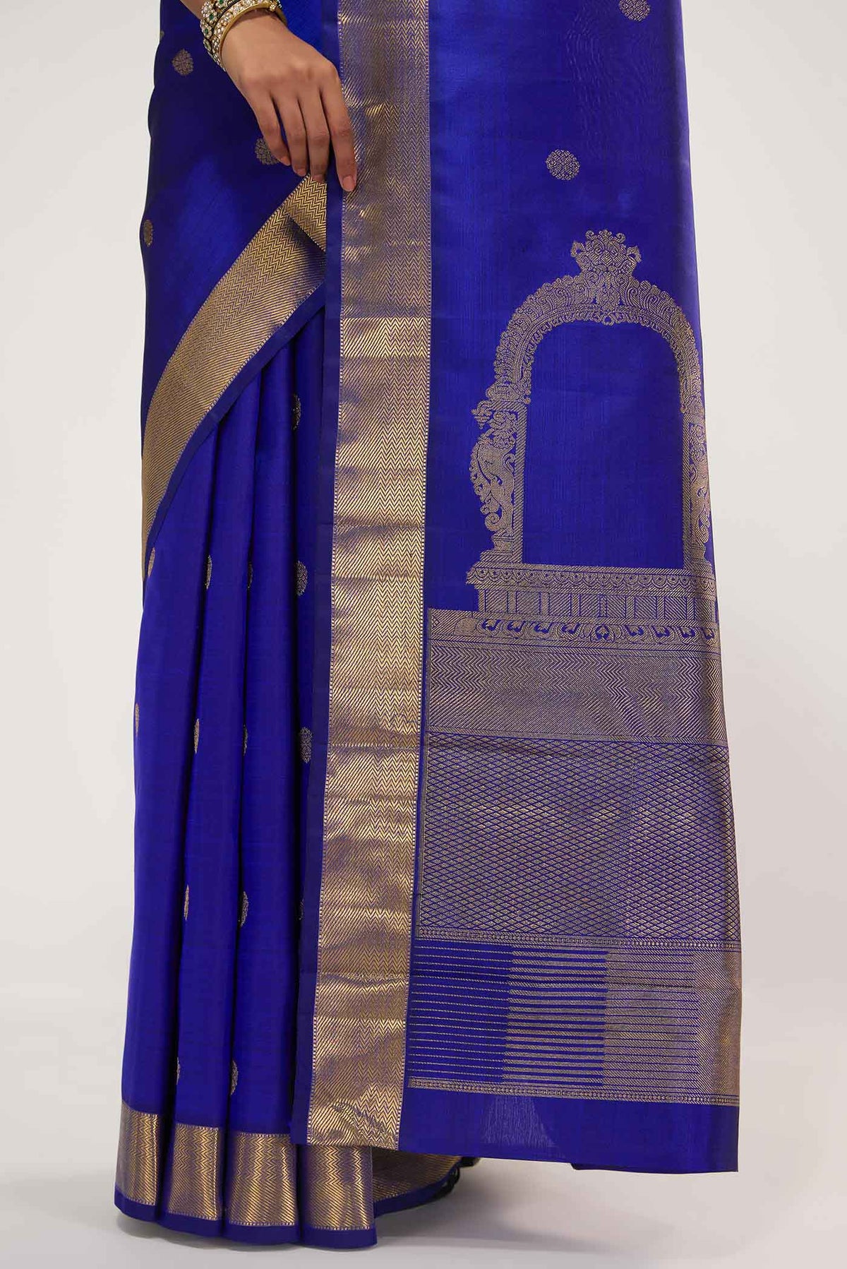 Pleats and pallu of Thiruvakshi is inspired by Dravidian architecture with iconic gopurams, mandapas & kodimarams The pallu features Prabhavali (circle of flames) with powerful Yaali flanked by Gajja Yalis Kodimarams alternate as temple flagposts symbolising Lord Brahma with Brahma Kamal Ghetti border with minnal pet frames and kamalam buttas in the body
Technique: Handwoven