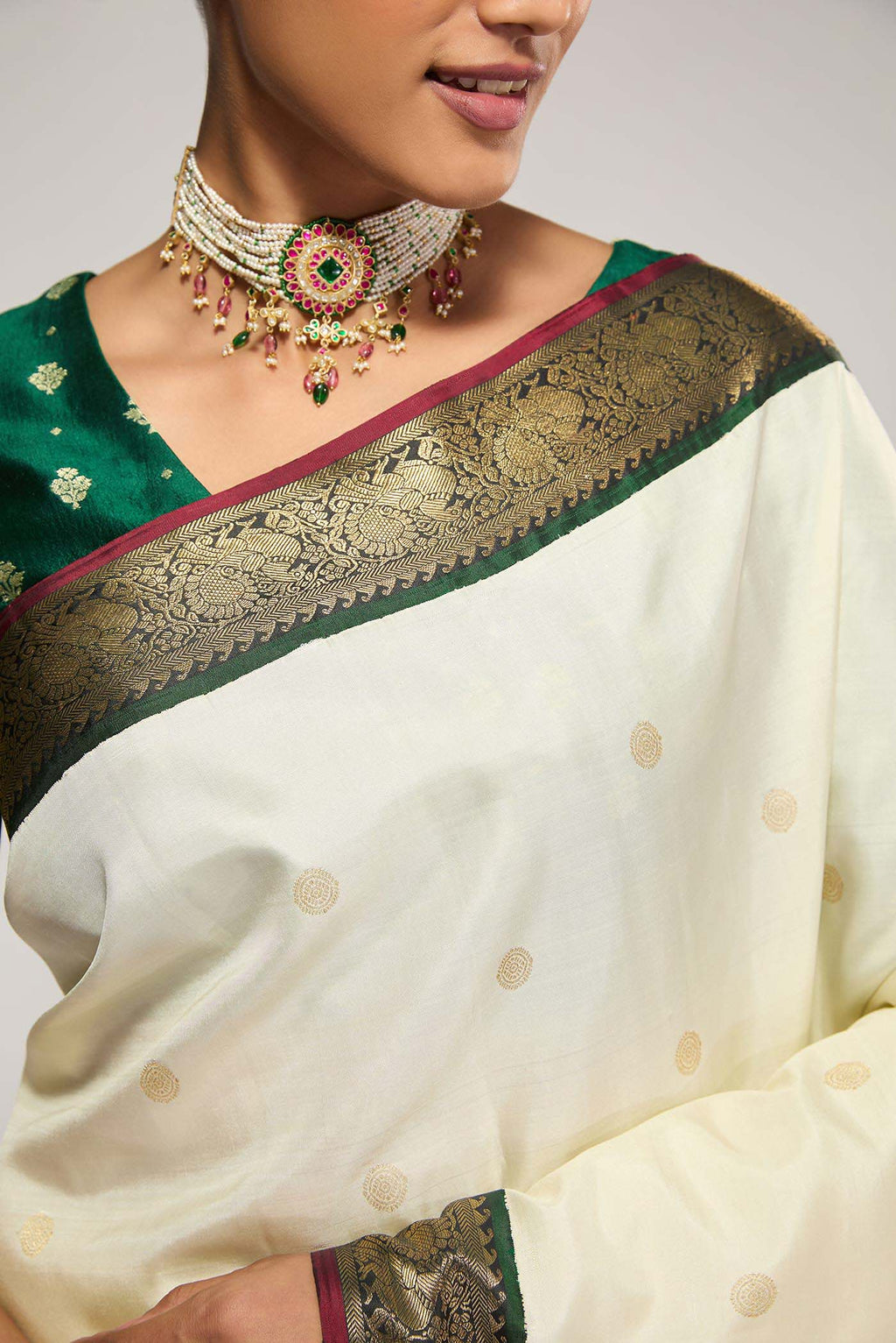 Border image of Off White Kanchipuram Silk Saree with Zari Butta on the body and Zari Border