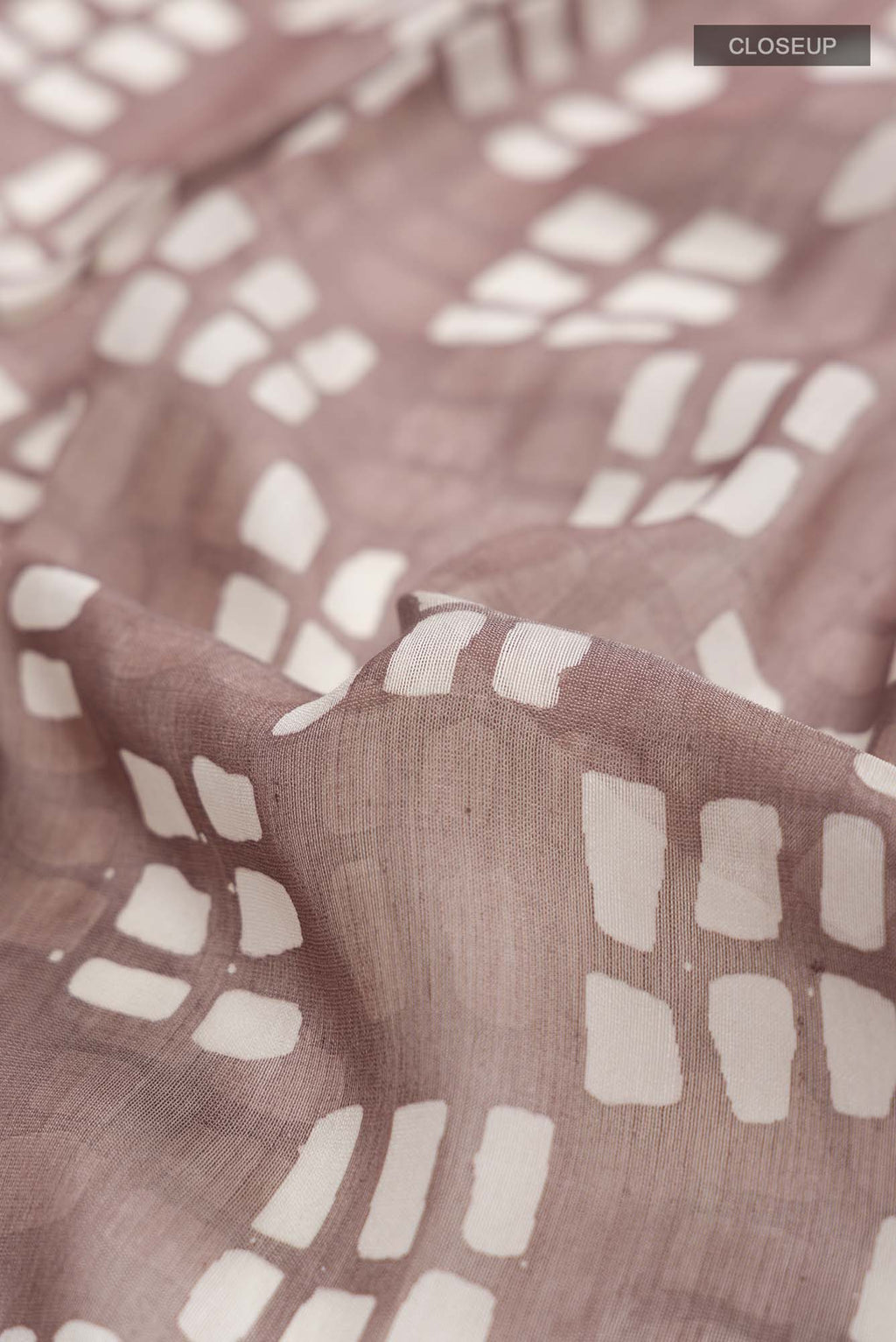 Close up of Mauve Maheshwari Silk Cotton Saree with Printed design on the body and Printed Border.  displaying folds