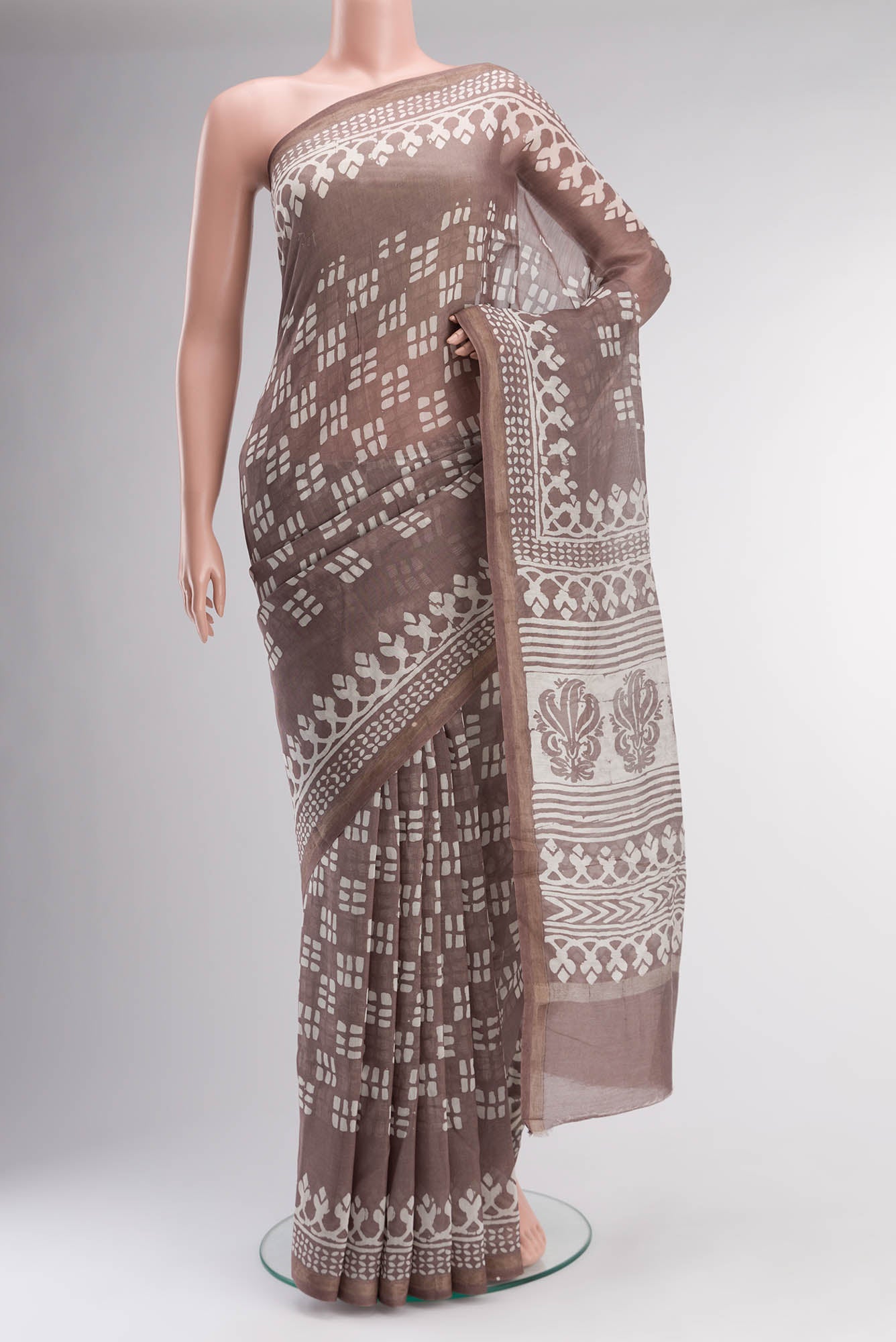 Mauve Maheshwari Silk Cotton Saree with Printed design on the body and Printed Border.  displayed on a mannequin