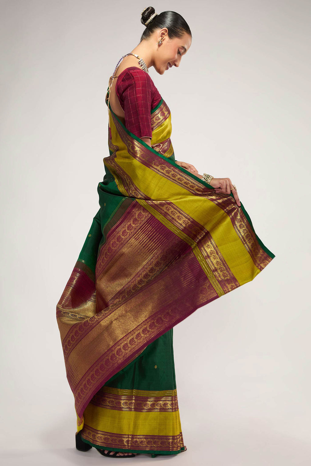 Close up image of the pallu of Green Pure Organza Silk Saree with Bird Print on the body and Without Border