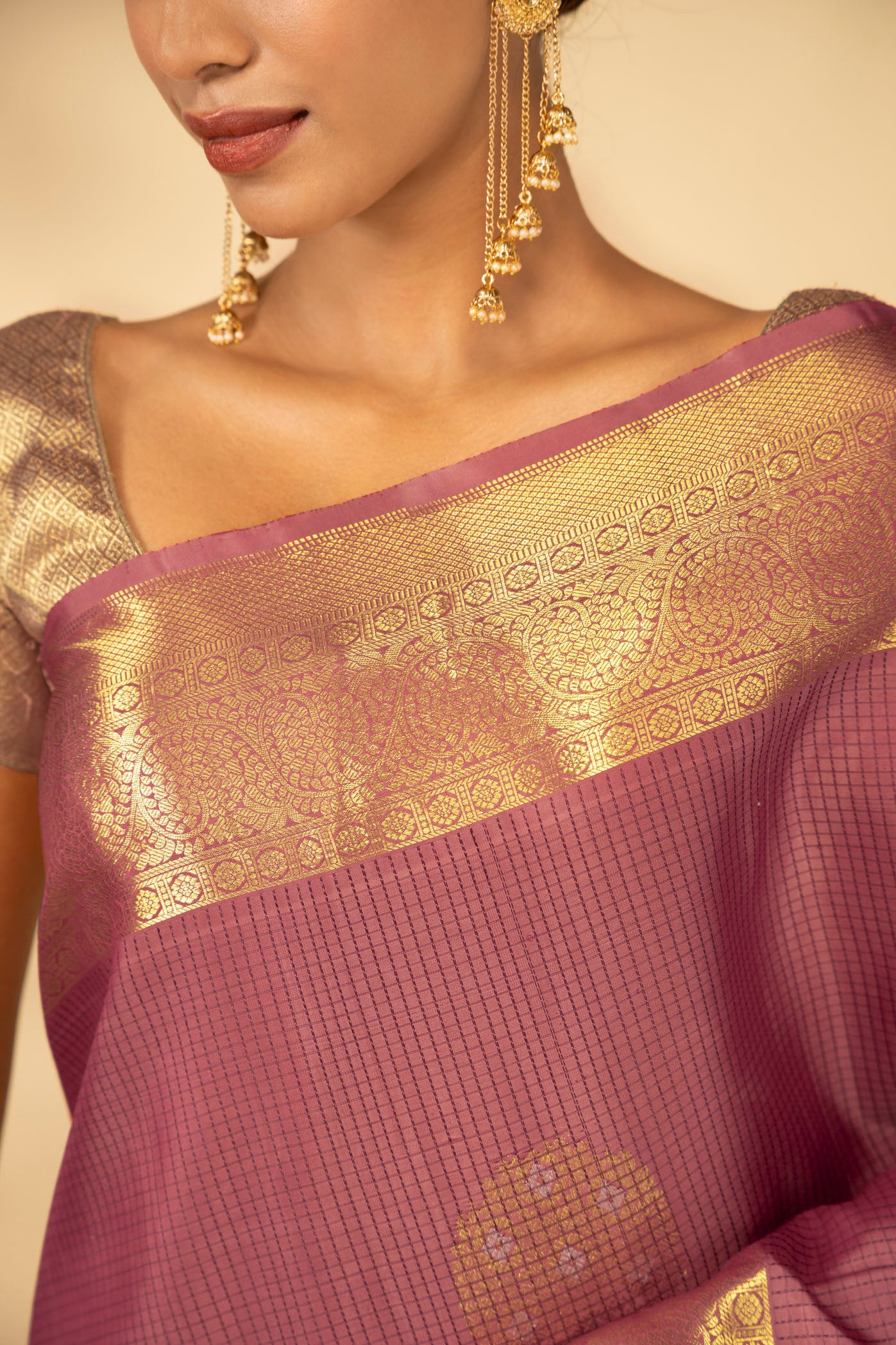 Border image of Coral Kanchipuram Silk Saree with Checked design on the body and Zari Border