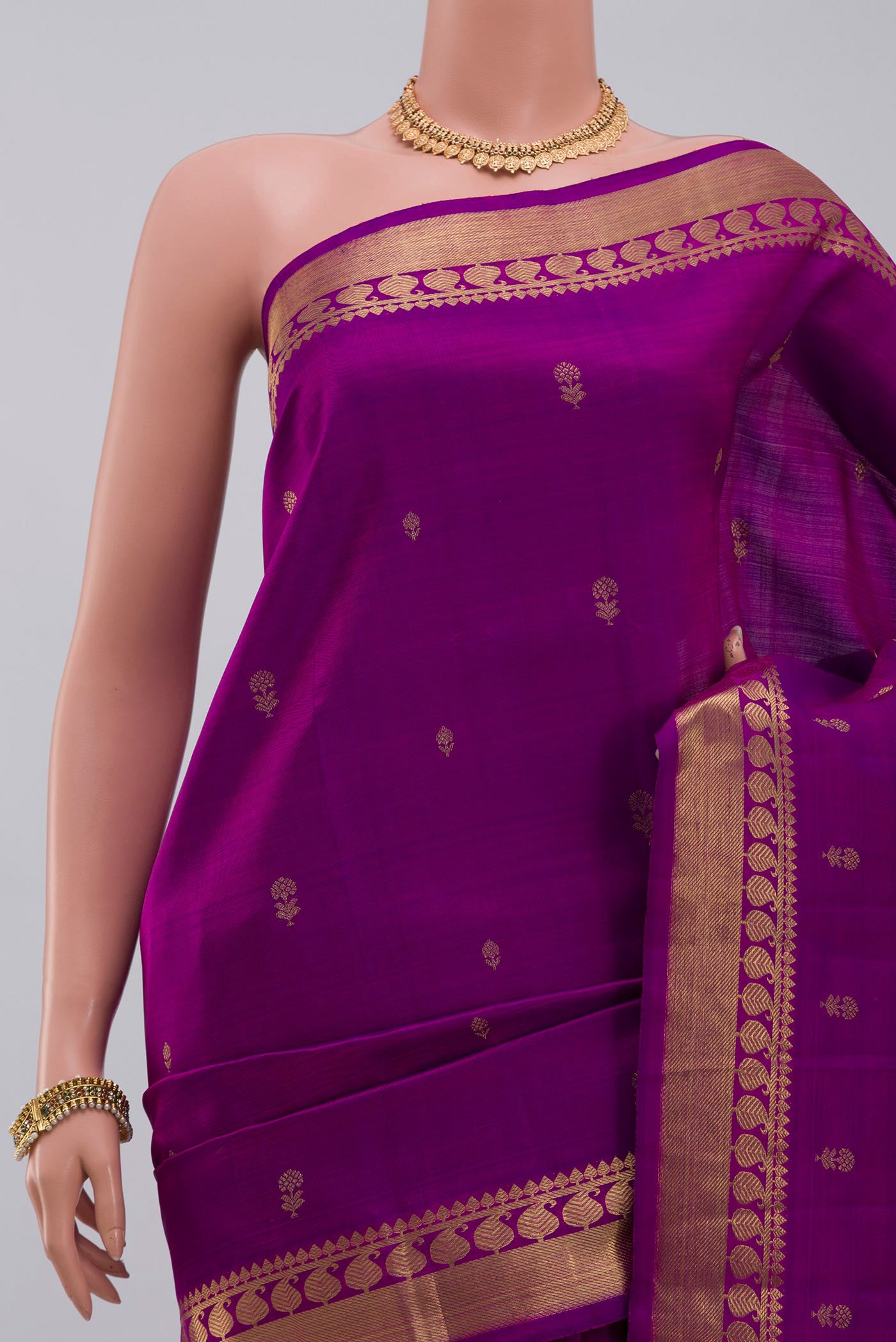Border image of Pure Silk Pure Zari Purple Kanchipuram Saree with Zari Butta on the body and Zari Border. 