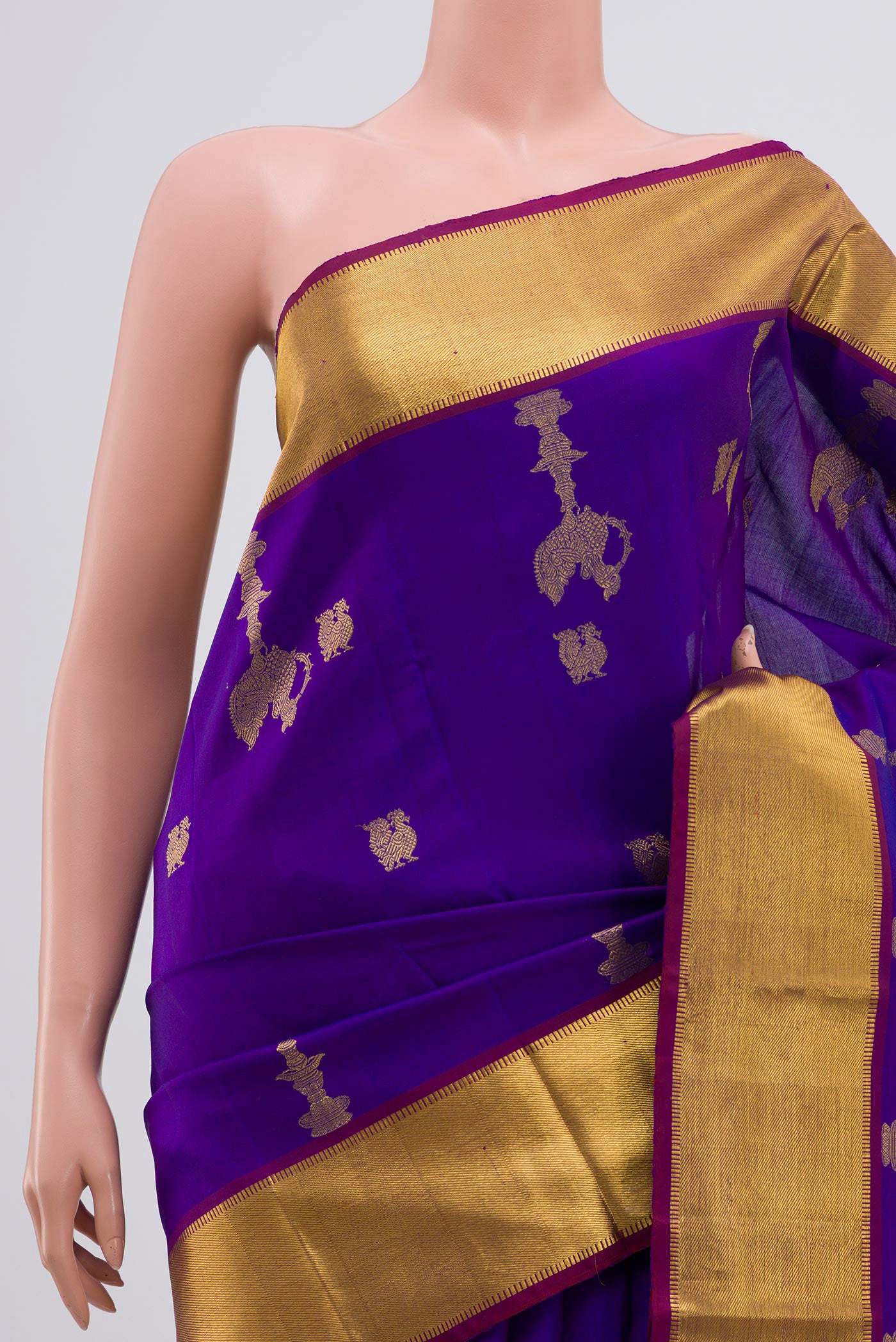 Border image of Blue Dual Tone Kanjivaram Silk Saree with Zari Butta on the body and Zari Border. 