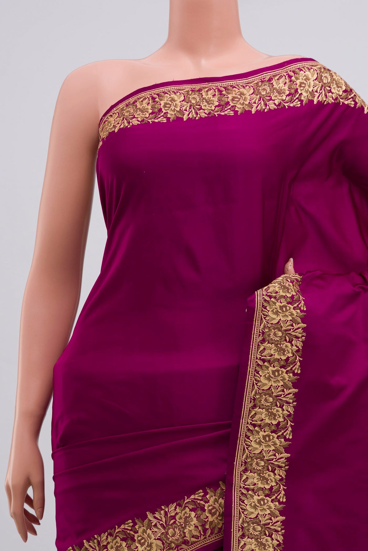 Border image of Purple Banarasi Silk Saree with Plain Body and Thread Border. 