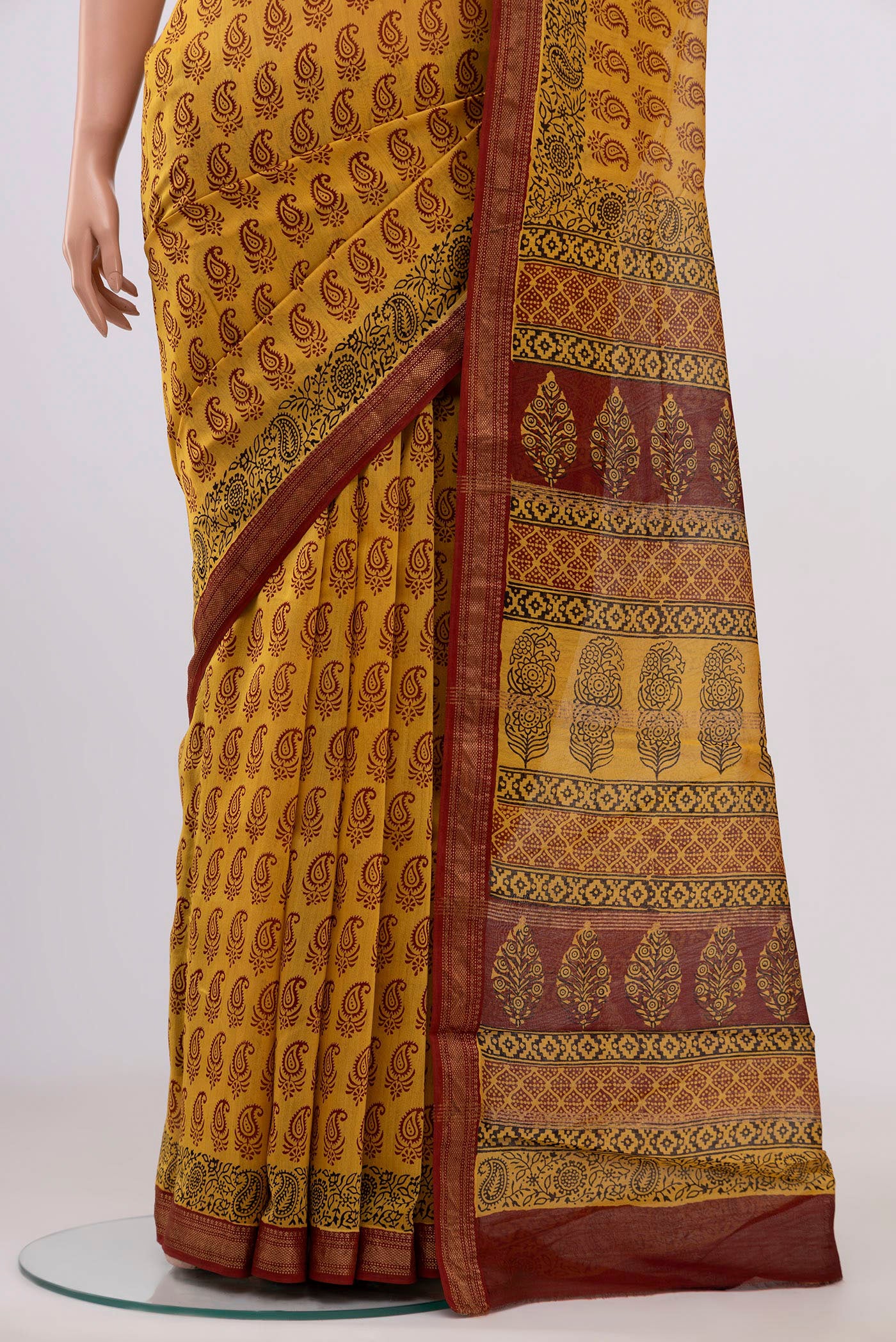 Pleats and pallu of Yellow Maheshwari Silk Cotton Saree with Printed design on the body and Zari Border. 