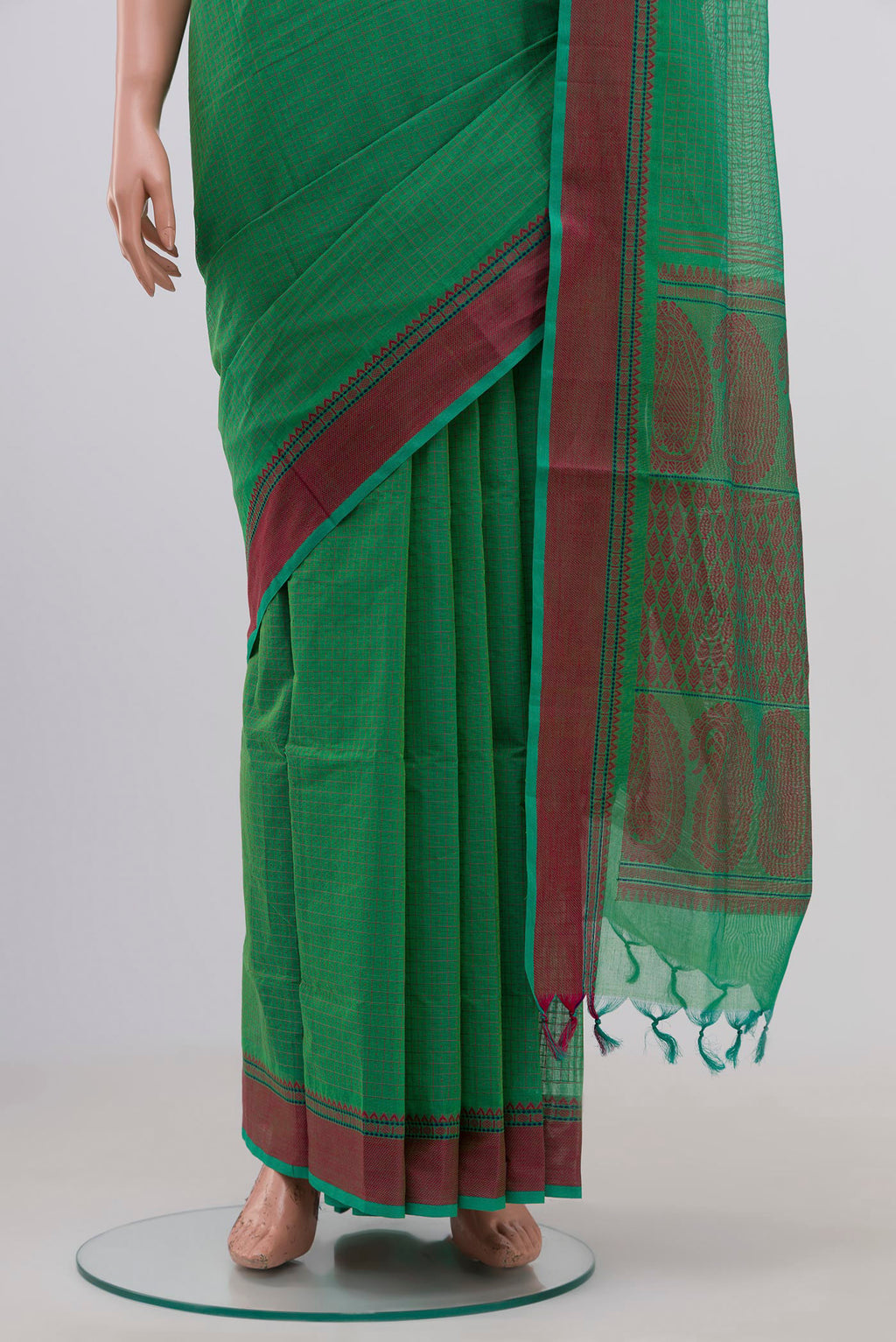Pleats and pallu of Green Coimbatore Cotton Saree with Checked design on the body and Thread Border. 