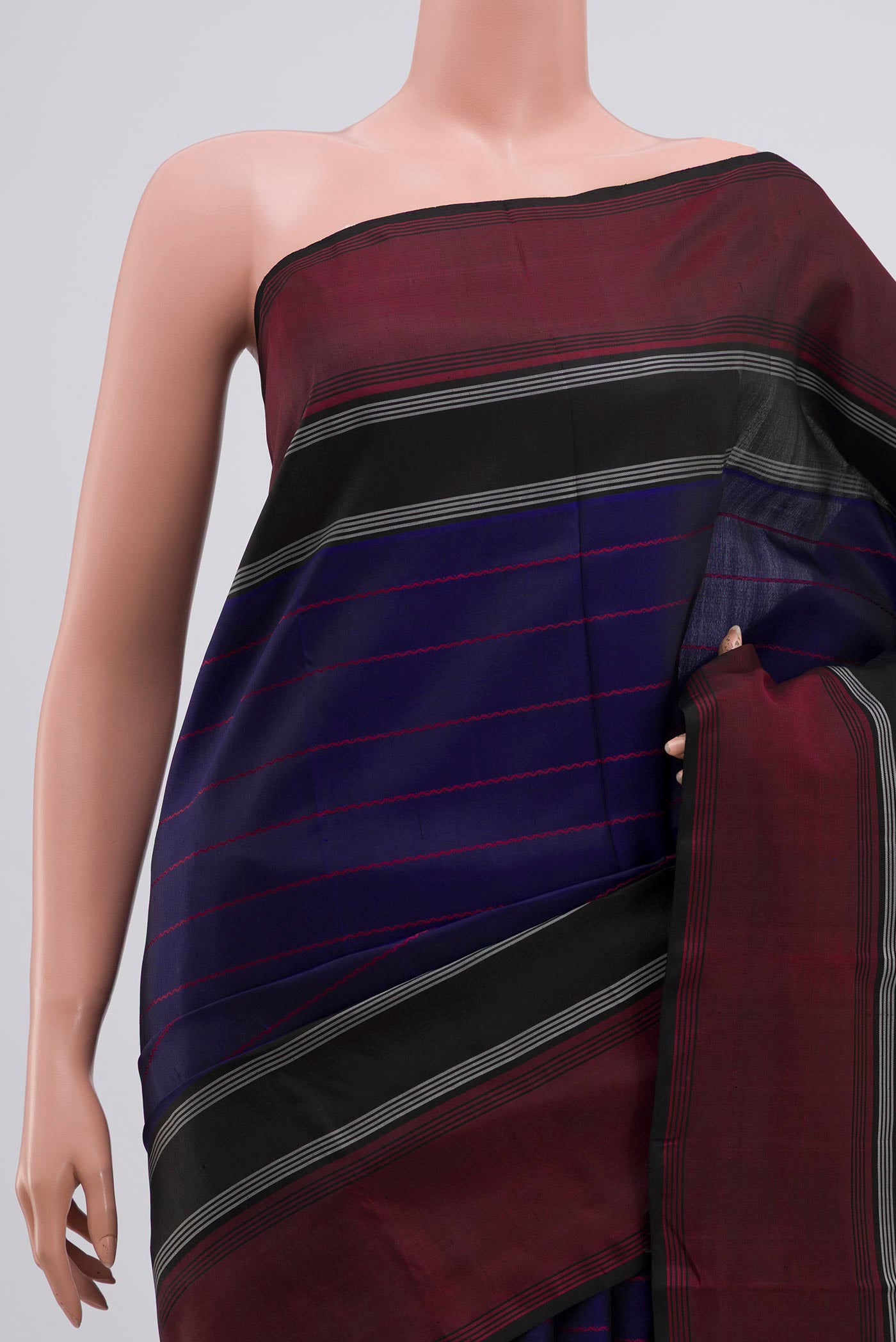 Border image of Navy Blue Kanjivaram Silk Saree with Veldhari on the body and Plain Border. 
