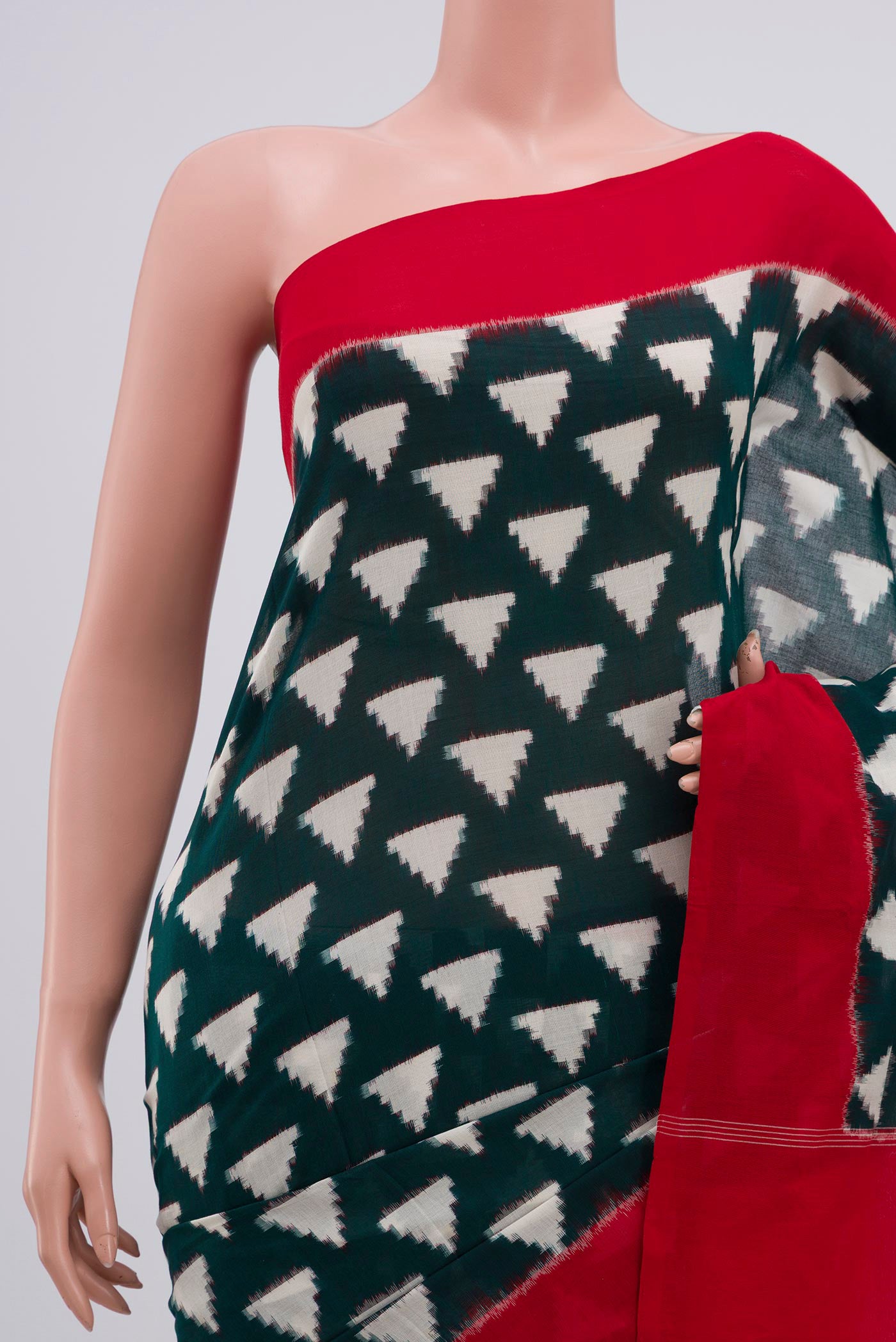 Border image of Green Pochampally Cotton Saree with Ikat design on the body and Plain Border. 