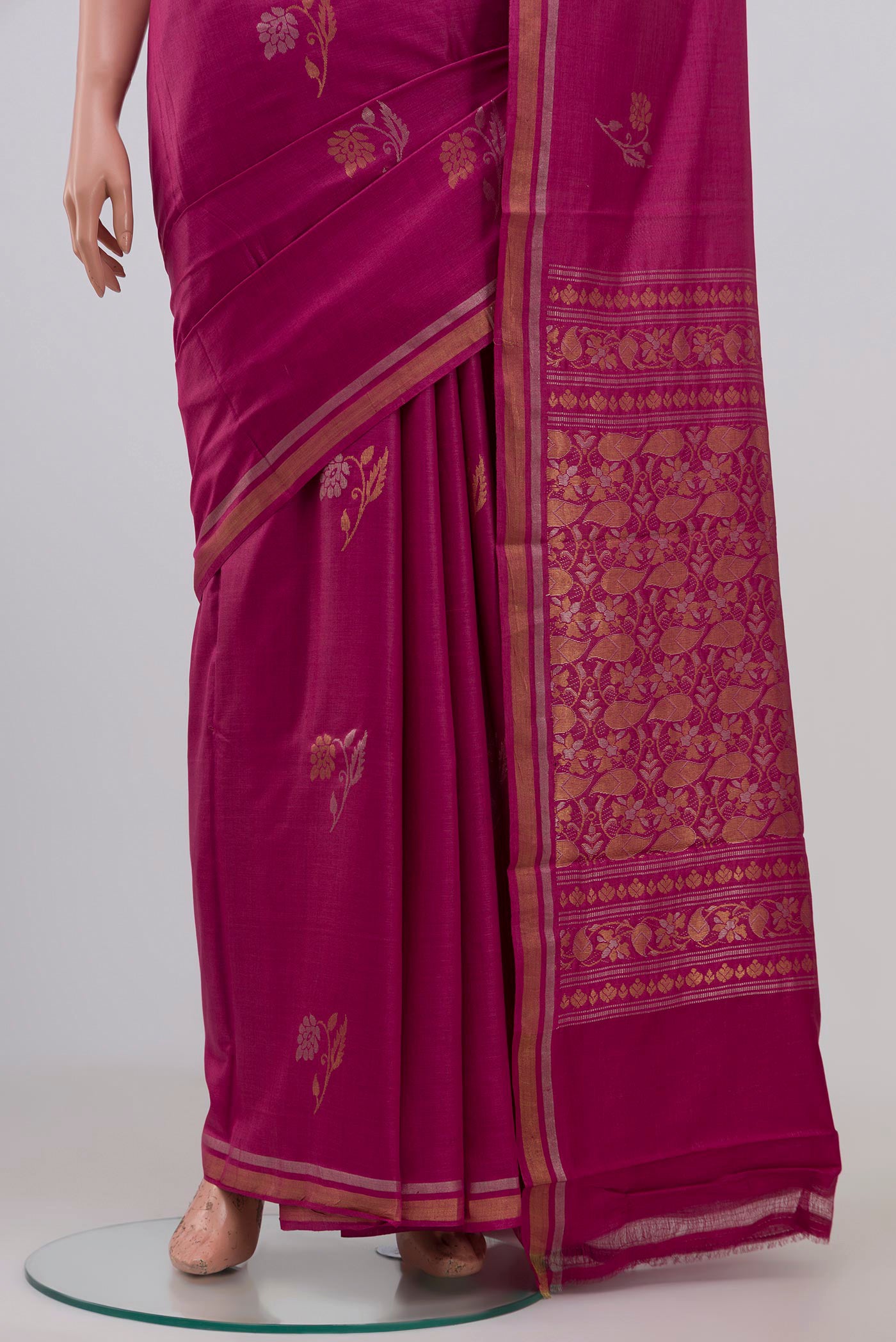 Pleats and pallu of Pink Tussar Saree with Zari Butta on the body and Thin Zari Line. 