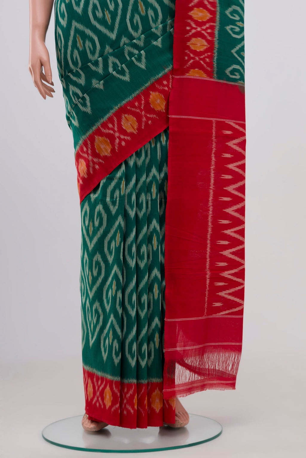 Pleats and pallu of Green Pochampally Cotton Saree with Ikat design on the body and Ikat Border. 