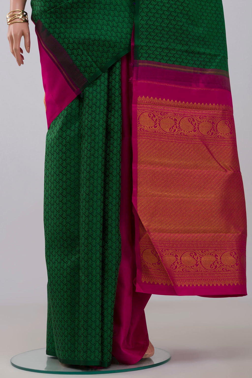 Pleats and pallu of Green Kanchipuram Saree with Partli on the body and Without Border. 